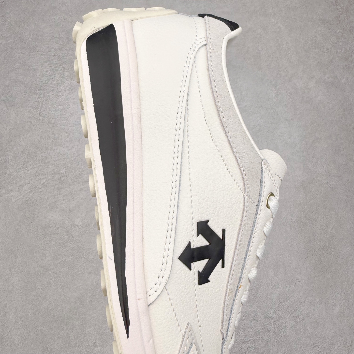 图片[6]-＃C版 DESCENTE Cron Racer BGWH 迪桑特舒适百搭防滑耐磨低帮休闲跑步鞋男女同款 DESCENTE（迪桑特）创立于1935年，品牌名取自法语词汇，意为“滑降”。品牌箭头标识代表滑雪的三种技术“高速直线滑行”、“穿越”和“侧滑”，也寓意品牌在打造高端专业运动产品中不断追求完美的创新精神，致力于成为中国高端专业滑雪、综训、女子、铁人三项、高尔夫的第一品牌。实拍调校N版已经零色差零失真 百分百还原实物色彩所见即所得 不存在货不对板色差等低级问题 选购参考实物拍摄 不混卖不参货 只用心做好货严格选品 承诺混一赔十 尺码：36 36.5 37.5 38 38.5 39 40 40.5 41 42 42.5 43 44 44.5 45-选品中心