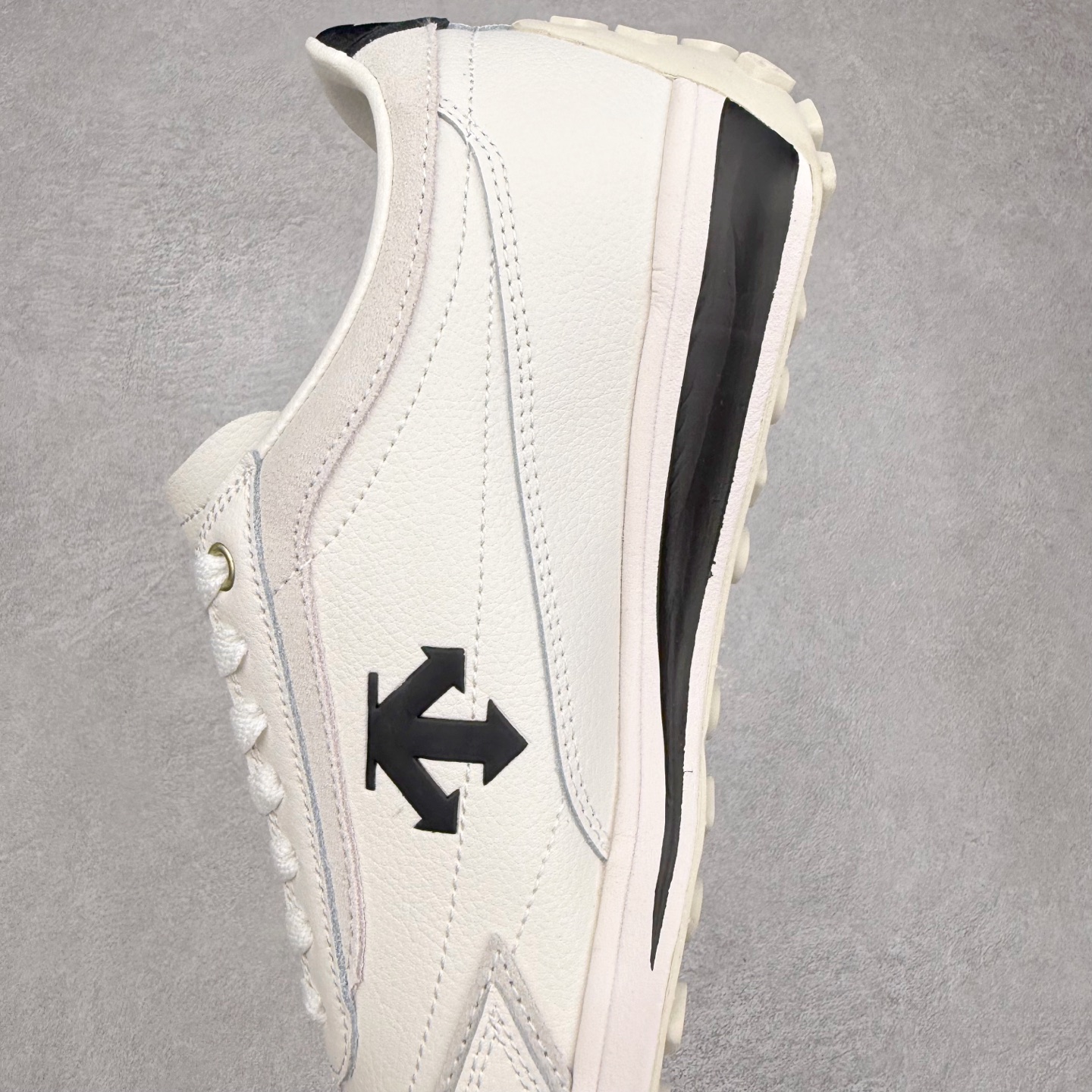 图片[7]-＃C版 DESCENTE Cron Racer BGWH 迪桑特舒适百搭防滑耐磨低帮休闲跑步鞋男女同款 DESCENTE（迪桑特）创立于1935年，品牌名取自法语词汇，意为“滑降”。品牌箭头标识代表滑雪的三种技术“高速直线滑行”、“穿越”和“侧滑”，也寓意品牌在打造高端专业运动产品中不断追求完美的创新精神，致力于成为中国高端专业滑雪、综训、女子、铁人三项、高尔夫的第一品牌。实拍调校N版已经零色差零失真 百分百还原实物色彩所见即所得 不存在货不对板色差等低级问题 选购参考实物拍摄 不混卖不参货 只用心做好货严格选品 承诺混一赔十 尺码：36 36.5 37.5 38 38.5 39 40 40.5 41 42 42.5 43 44 44.5 45-选品中心