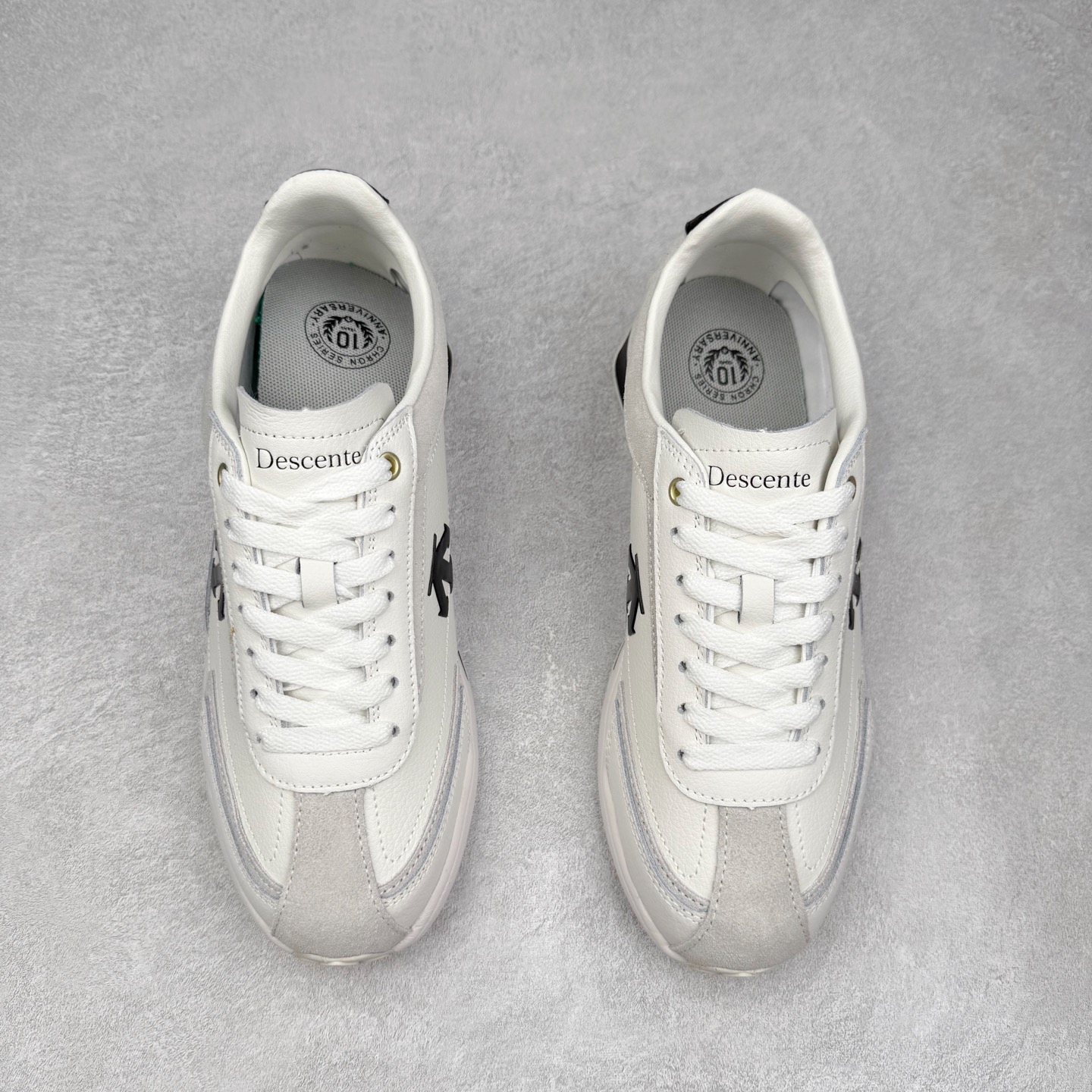 图片[2]-＃C版 DESCENTE Cron Racer BGWH 迪桑特舒适百搭防滑耐磨低帮休闲跑步鞋男女同款 DESCENTE（迪桑特）创立于1935年，品牌名取自法语词汇，意为“滑降”。品牌箭头标识代表滑雪的三种技术“高速直线滑行”、“穿越”和“侧滑”，也寓意品牌在打造高端专业运动产品中不断追求完美的创新精神，致力于成为中国高端专业滑雪、综训、女子、铁人三项、高尔夫的第一品牌。实拍调校N版已经零色差零失真 百分百还原实物色彩所见即所得 不存在货不对板色差等低级问题 选购参考实物拍摄 不混卖不参货 只用心做好货严格选品 承诺混一赔十 尺码：36 36.5 37.5 38 38.5 39 40 40.5 41 42 42.5 43 44 44.5 45-选品中心