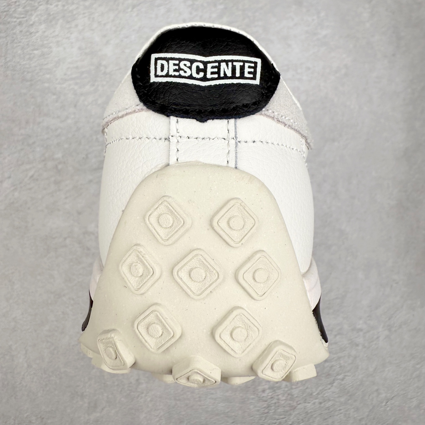 图片[8]-＃C版 DESCENTE Cron Racer BGWH 迪桑特舒适百搭防滑耐磨低帮休闲跑步鞋男女同款 DESCENTE（迪桑特）创立于1935年，品牌名取自法语词汇，意为“滑降”。品牌箭头标识代表滑雪的三种技术“高速直线滑行”、“穿越”和“侧滑”，也寓意品牌在打造高端专业运动产品中不断追求完美的创新精神，致力于成为中国高端专业滑雪、综训、女子、铁人三项、高尔夫的第一品牌。实拍调校N版已经零色差零失真 百分百还原实物色彩所见即所得 不存在货不对板色差等低级问题 选购参考实物拍摄 不混卖不参货 只用心做好货严格选品 承诺混一赔十 尺码：36 36.5 37.5 38 38.5 39 40 40.5 41 42 42.5 43 44 44.5 45-选品中心