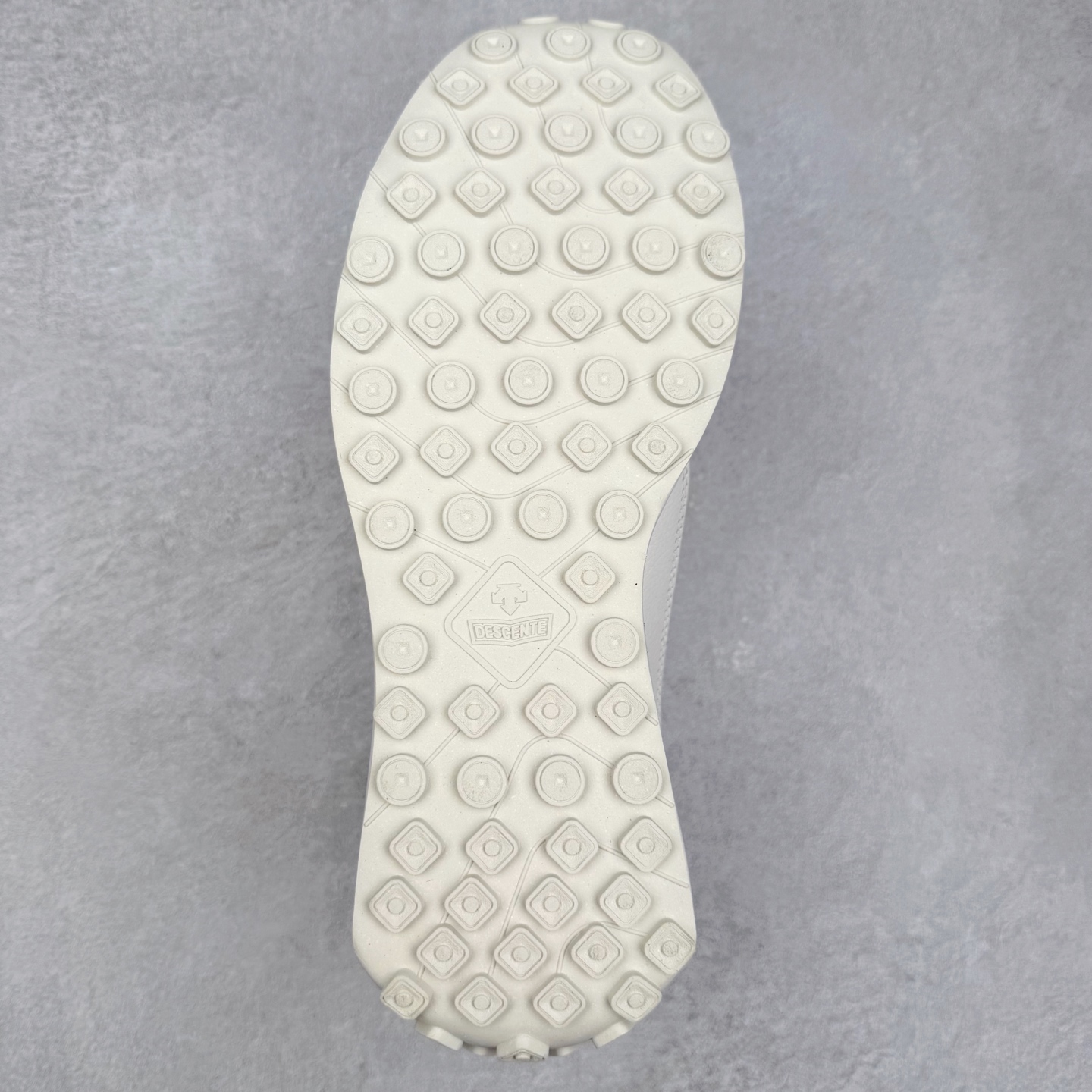 图片[9]-＃C版 DESCENTE Cron Racer BGWH 迪桑特舒适百搭防滑耐磨低帮休闲跑步鞋男女同款 DESCENTE（迪桑特）创立于1935年，品牌名取自法语词汇，意为“滑降”。品牌箭头标识代表滑雪的三种技术“高速直线滑行”、“穿越”和“侧滑”，也寓意品牌在打造高端专业运动产品中不断追求完美的创新精神，致力于成为中国高端专业滑雪、综训、女子、铁人三项、高尔夫的第一品牌。实拍调校N版已经零色差零失真 百分百还原实物色彩所见即所得 不存在货不对板色差等低级问题 选购参考实物拍摄 不混卖不参货 只用心做好货严格选品 承诺混一赔十 尺码：36 36.5 37.5 38 38.5 39 40 40.5 41 42 42.5 43 44 44.5 45-选品中心