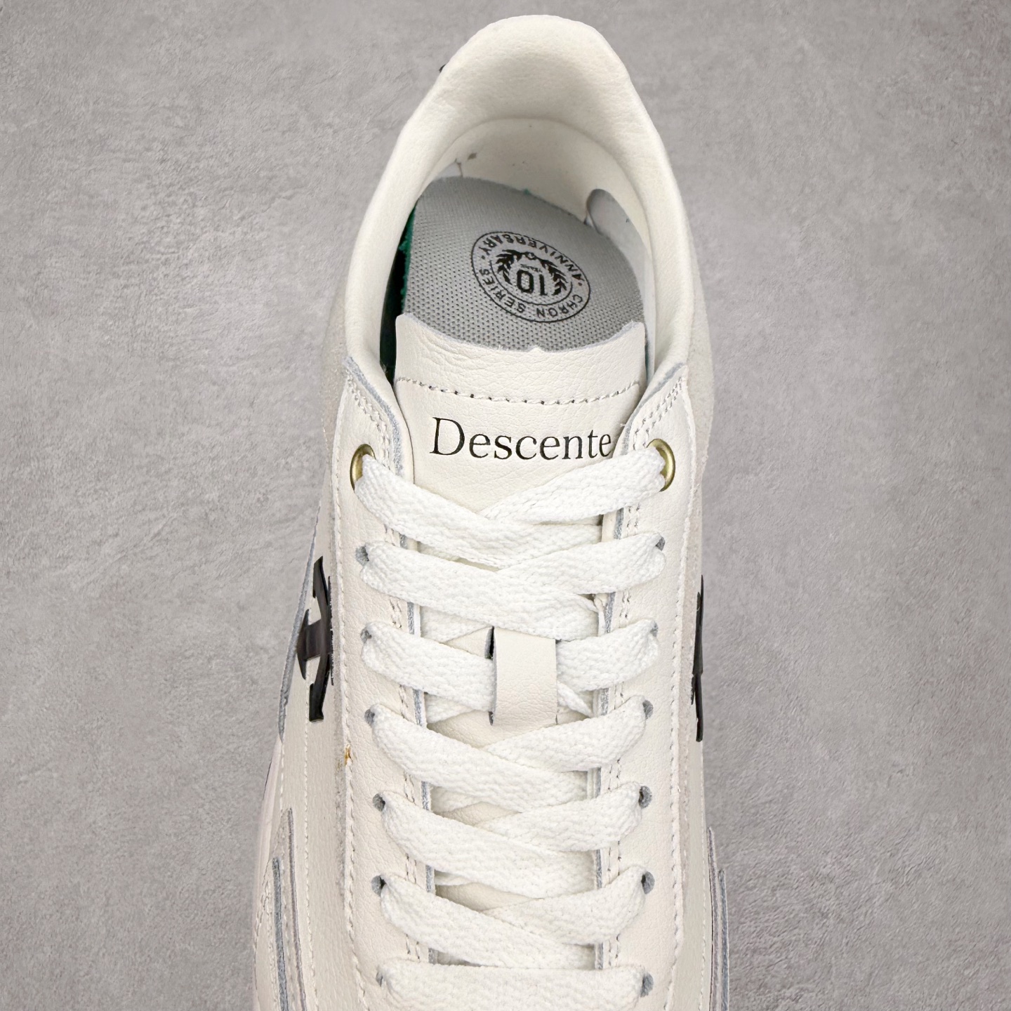 图片[5]-＃C版 DESCENTE Cron Racer BGWH 迪桑特舒适百搭防滑耐磨低帮休闲跑步鞋男女同款 DESCENTE（迪桑特）创立于1935年，品牌名取自法语词汇，意为“滑降”。品牌箭头标识代表滑雪的三种技术“高速直线滑行”、“穿越”和“侧滑”，也寓意品牌在打造高端专业运动产品中不断追求完美的创新精神，致力于成为中国高端专业滑雪、综训、女子、铁人三项、高尔夫的第一品牌。实拍调校N版已经零色差零失真 百分百还原实物色彩所见即所得 不存在货不对板色差等低级问题 选购参考实物拍摄 不混卖不参货 只用心做好货严格选品 承诺混一赔十 尺码：36 36.5 37.5 38 38.5 39 40 40.5 41 42 42.5 43 44 44.5 45-选品中心