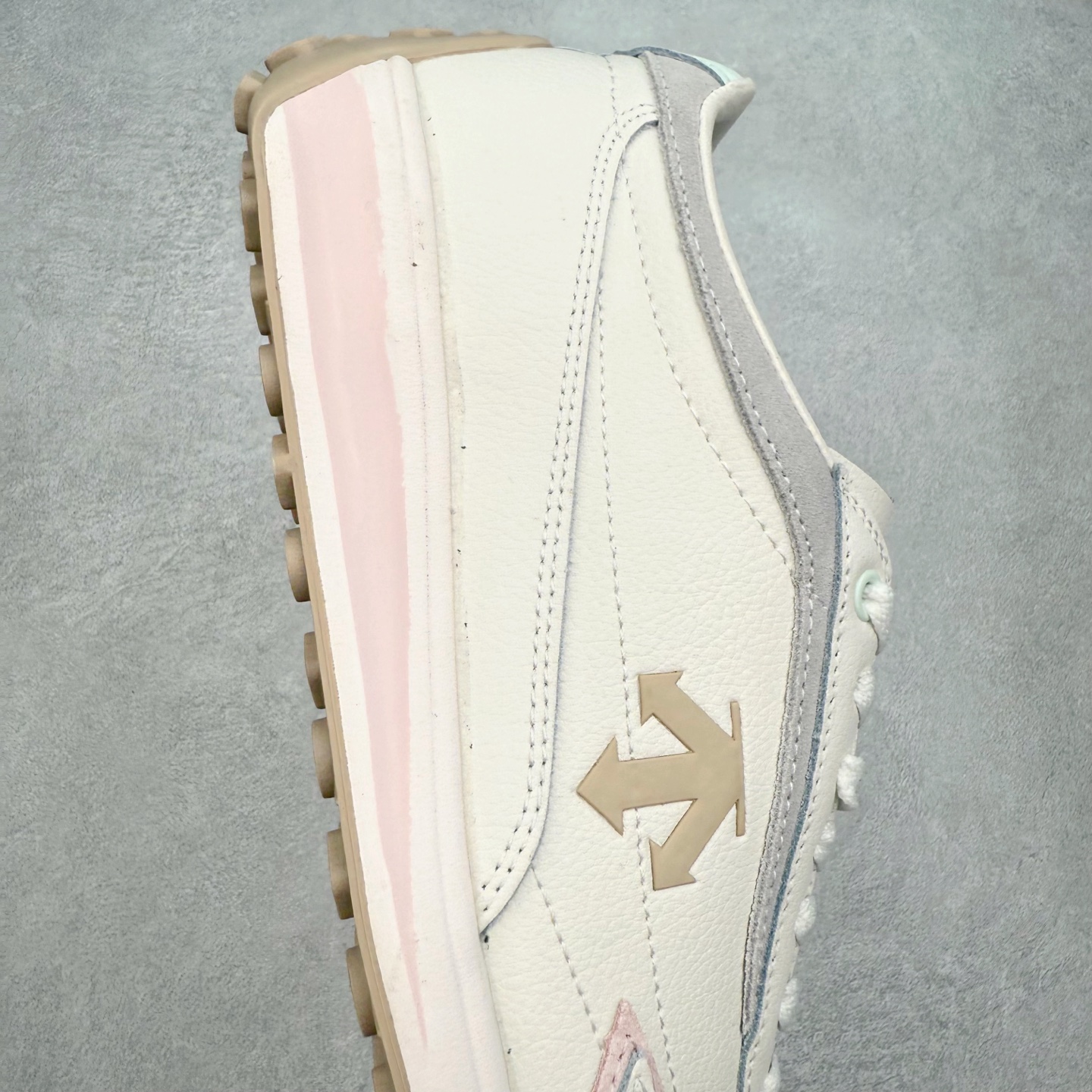 图片[6]-＃C版 DESCENTE Cron Racer BGWH 迪桑特舒适百搭防滑耐磨低帮休闲跑步鞋男女同款 DESCENTE（迪桑特）创立于1935年，品牌名取自法语词汇，意为“滑降”。品牌箭头标识代表滑雪的三种技术“高速直线滑行”、“穿越”和“侧滑”，也寓意品牌在打造高端专业运动产品中不断追求完美的创新精神，致力于成为中国高端专业滑雪、综训、女子、铁人三项、高尔夫的第一品牌。实拍调校N版已经零色差零失真 百分百还原实物色彩所见即所得 不存在货不对板色差等低级问题 选购参考实物拍摄 不混卖不参货 只用心做好货严格选品 承诺混一赔十 尺码：36 36.5 37.5 38 38.5 39 40 40.5 41 42 42.5 43 44 44.5 45-选品中心