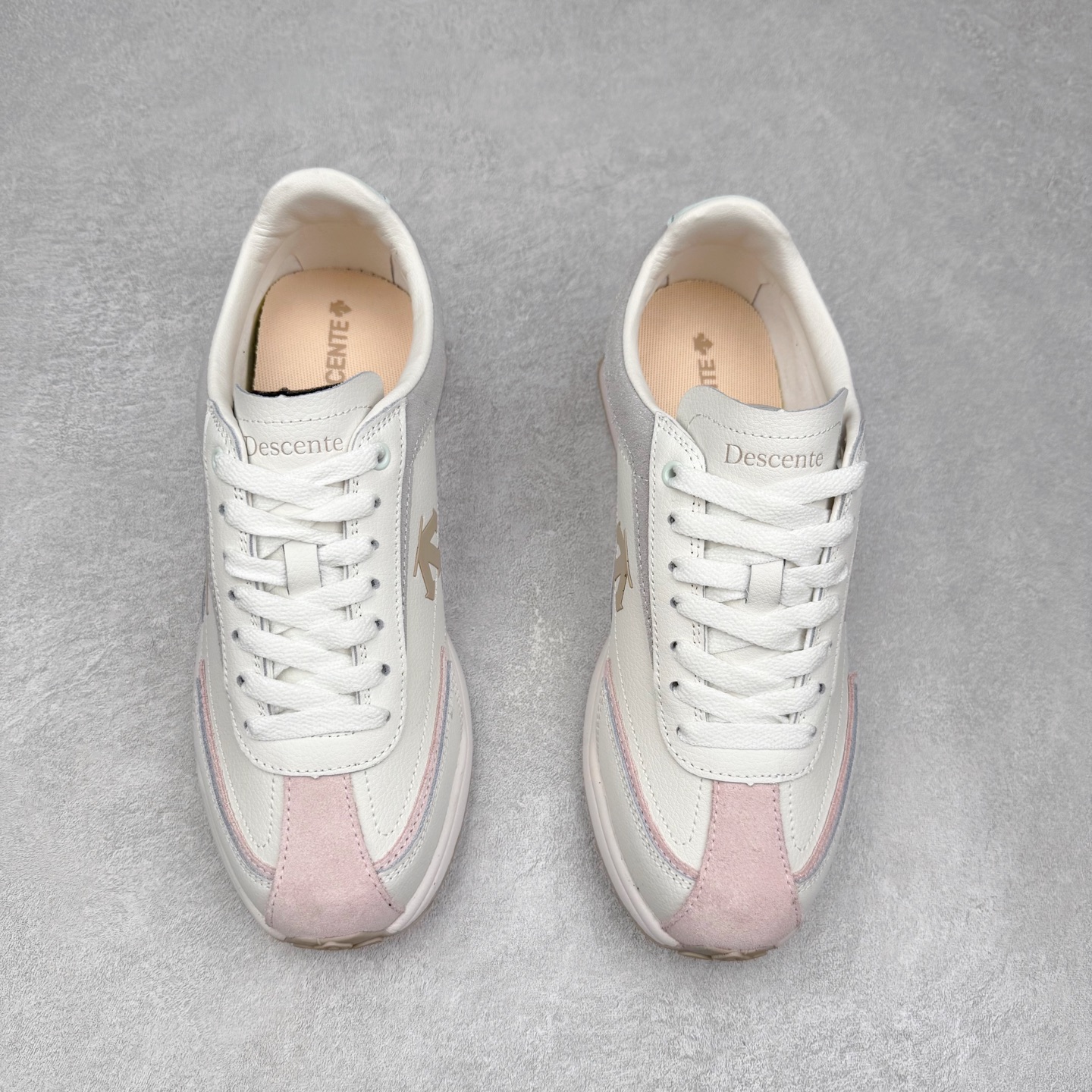 图片[2]-＃C版 DESCENTE Cron Racer BGWH 迪桑特舒适百搭防滑耐磨低帮休闲跑步鞋男女同款 DESCENTE（迪桑特）创立于1935年，品牌名取自法语词汇，意为“滑降”。品牌箭头标识代表滑雪的三种技术“高速直线滑行”、“穿越”和“侧滑”，也寓意品牌在打造高端专业运动产品中不断追求完美的创新精神，致力于成为中国高端专业滑雪、综训、女子、铁人三项、高尔夫的第一品牌。实拍调校N版已经零色差零失真 百分百还原实物色彩所见即所得 不存在货不对板色差等低级问题 选购参考实物拍摄 不混卖不参货 只用心做好货严格选品 承诺混一赔十 尺码：36 36.5 37.5 38 38.5 39 40 40.5 41 42 42.5 43 44 44.5 45-选品中心