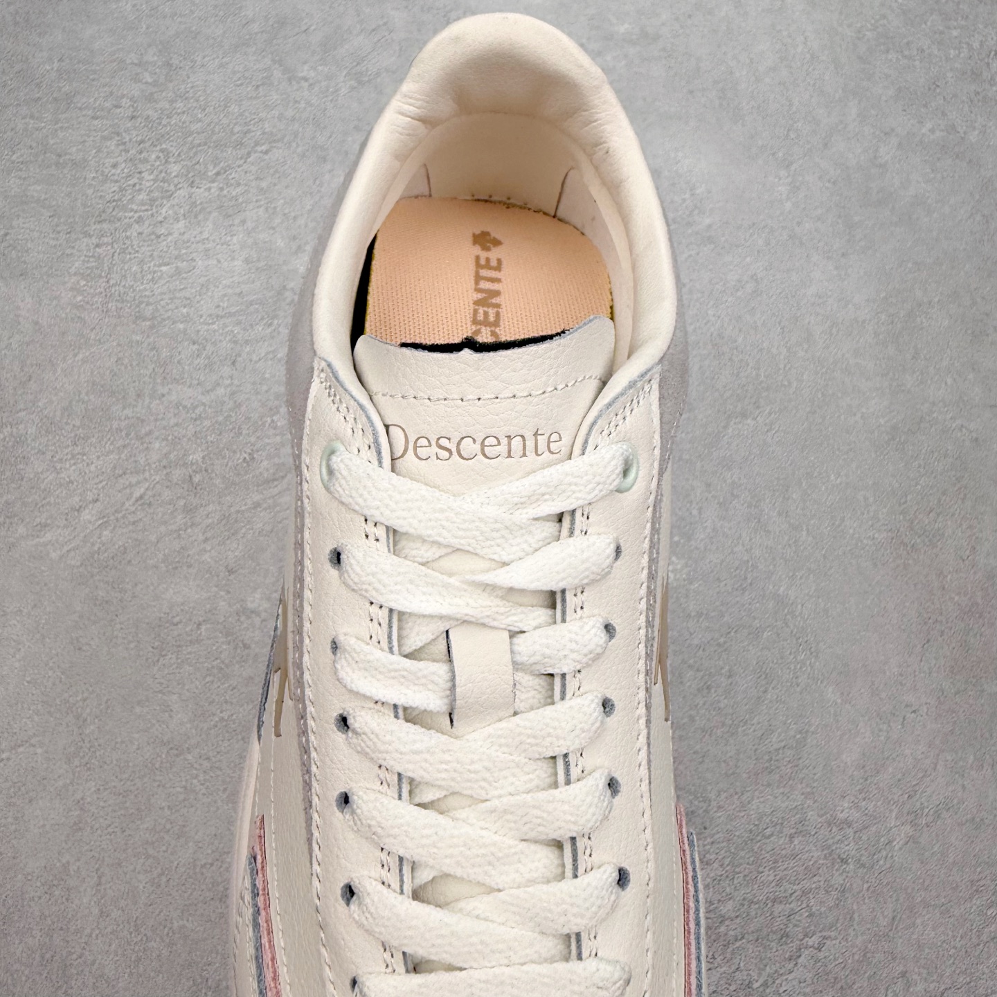 图片[5]-＃C版 DESCENTE Cron Racer BGWH 迪桑特舒适百搭防滑耐磨低帮休闲跑步鞋男女同款 DESCENTE（迪桑特）创立于1935年，品牌名取自法语词汇，意为“滑降”。品牌箭头标识代表滑雪的三种技术“高速直线滑行”、“穿越”和“侧滑”，也寓意品牌在打造高端专业运动产品中不断追求完美的创新精神，致力于成为中国高端专业滑雪、综训、女子、铁人三项、高尔夫的第一品牌。实拍调校N版已经零色差零失真 百分百还原实物色彩所见即所得 不存在货不对板色差等低级问题 选购参考实物拍摄 不混卖不参货 只用心做好货严格选品 承诺混一赔十 尺码：36 36.5 37.5 38 38.5 39 40 40.5 41 42 42.5 43 44 44.5 45-选品中心