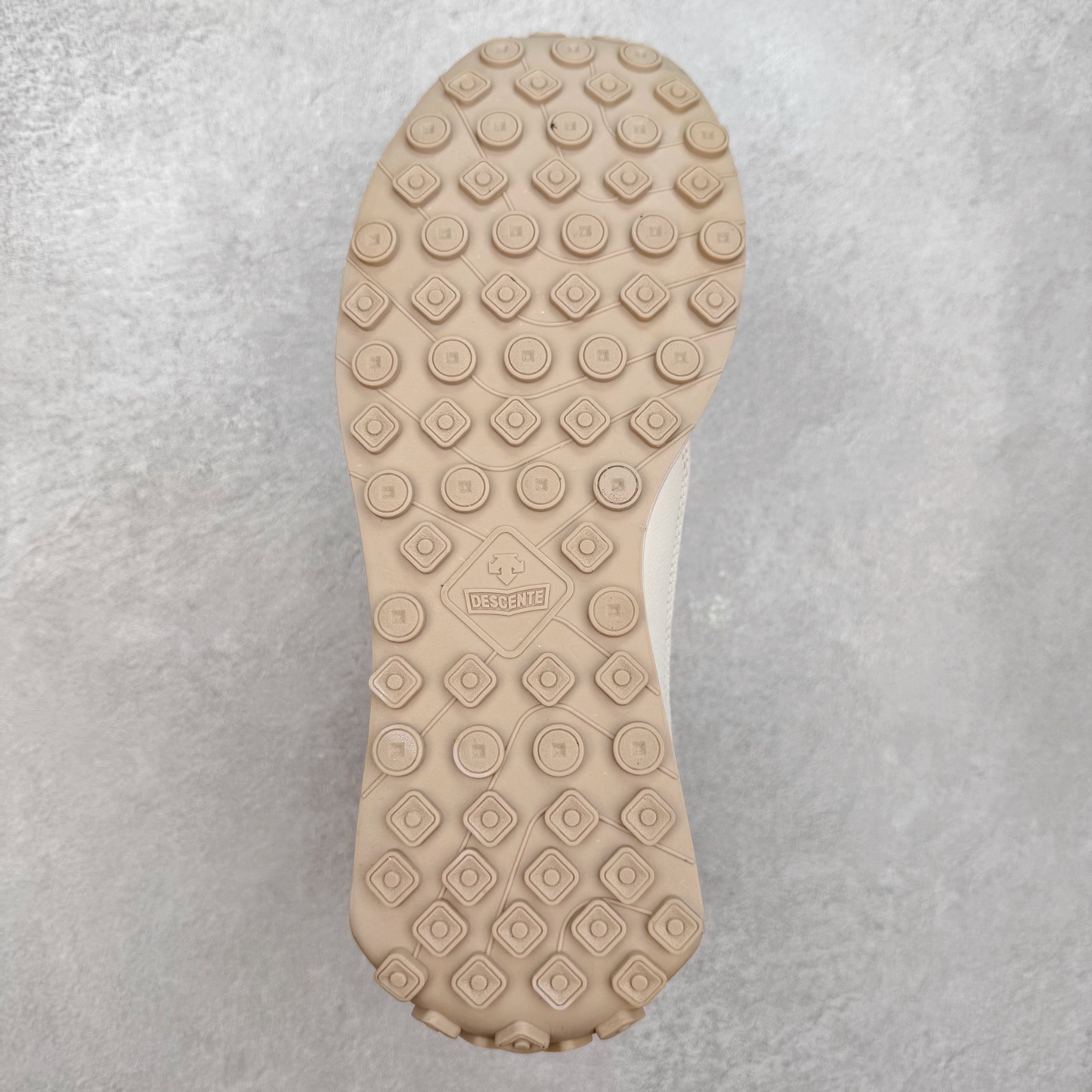 图片[9]-＃C版 DESCENTE Cron Racer BGWH 迪桑特舒适百搭防滑耐磨低帮休闲跑步鞋男女同款 DESCENTE（迪桑特）创立于1935年，品牌名取自法语词汇，意为“滑降”。品牌箭头标识代表滑雪的三种技术“高速直线滑行”、“穿越”和“侧滑”，也寓意品牌在打造高端专业运动产品中不断追求完美的创新精神，致力于成为中国高端专业滑雪、综训、女子、铁人三项、高尔夫的第一品牌。实拍调校N版已经零色差零失真 百分百还原实物色彩所见即所得 不存在货不对板色差等低级问题 选购参考实物拍摄 不混卖不参货 只用心做好货严格选品 承诺混一赔十 尺码：36 36.5 37.5 38 38.5 39 40 40.5 41 42 42.5 43 44 44.5 45-选品中心