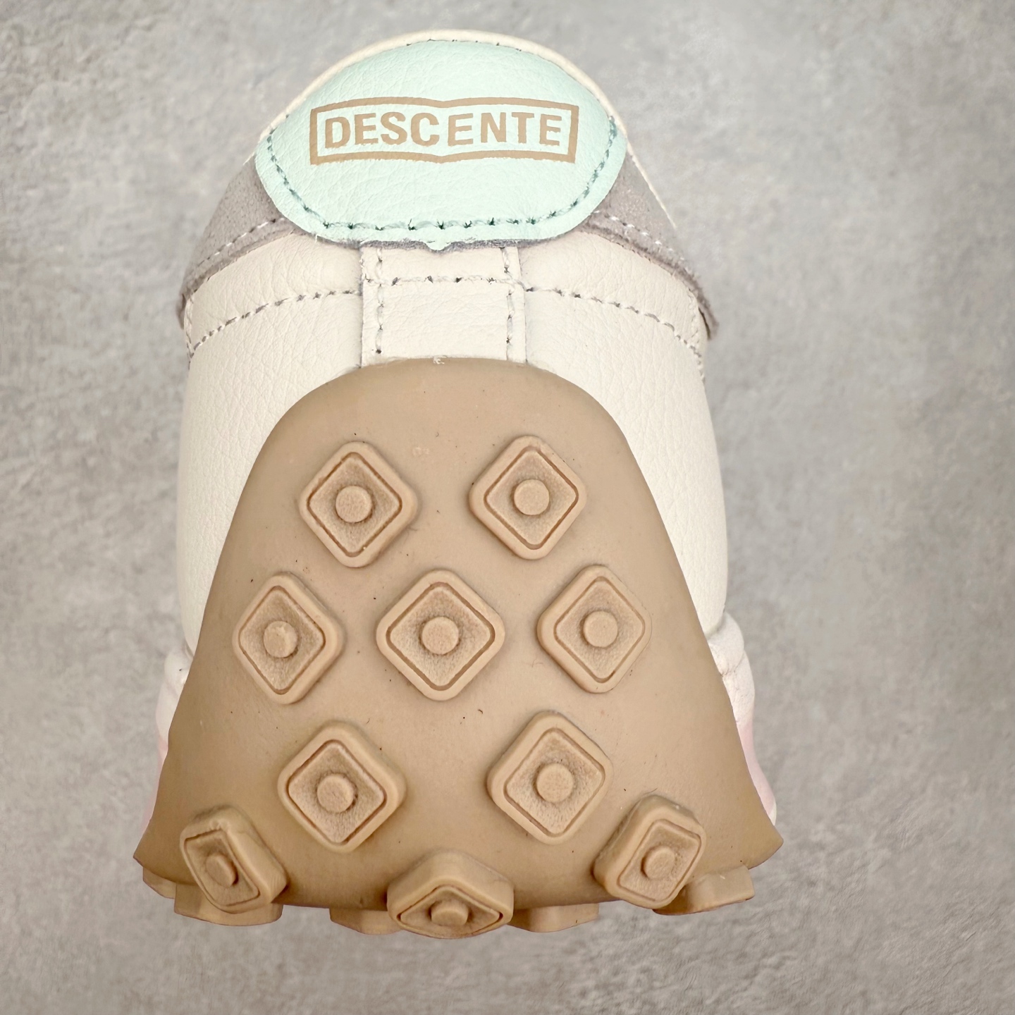 图片[8]-＃C版 DESCENTE Cron Racer BGWH 迪桑特舒适百搭防滑耐磨低帮休闲跑步鞋男女同款 DESCENTE（迪桑特）创立于1935年，品牌名取自法语词汇，意为“滑降”。品牌箭头标识代表滑雪的三种技术“高速直线滑行”、“穿越”和“侧滑”，也寓意品牌在打造高端专业运动产品中不断追求完美的创新精神，致力于成为中国高端专业滑雪、综训、女子、铁人三项、高尔夫的第一品牌。实拍调校N版已经零色差零失真 百分百还原实物色彩所见即所得 不存在货不对板色差等低级问题 选购参考实物拍摄 不混卖不参货 只用心做好货严格选品 承诺混一赔十 尺码：36 36.5 37.5 38 38.5 39 40 40.5 41 42 42.5 43 44 44.5 45-选品中心