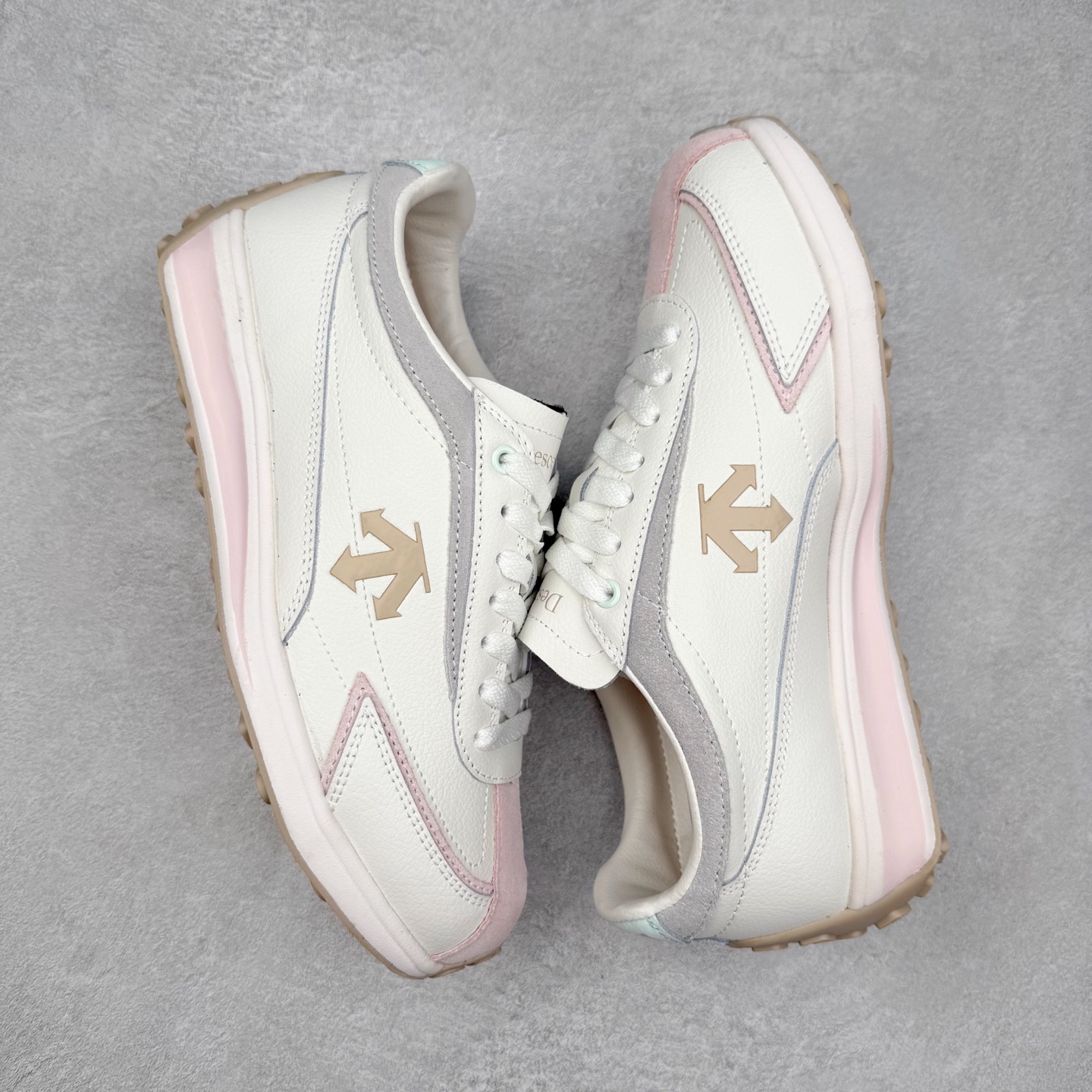 图片[3]-＃C版 DESCENTE Cron Racer BGWH 迪桑特舒适百搭防滑耐磨低帮休闲跑步鞋男女同款 DESCENTE（迪桑特）创立于1935年，品牌名取自法语词汇，意为“滑降”。品牌箭头标识代表滑雪的三种技术“高速直线滑行”、“穿越”和“侧滑”，也寓意品牌在打造高端专业运动产品中不断追求完美的创新精神，致力于成为中国高端专业滑雪、综训、女子、铁人三项、高尔夫的第一品牌。实拍调校N版已经零色差零失真 百分百还原实物色彩所见即所得 不存在货不对板色差等低级问题 选购参考实物拍摄 不混卖不参货 只用心做好货严格选品 承诺混一赔十 尺码：36 36.5 37.5 38 38.5 39 40 40.5 41 42 42.5 43 44 44.5 45-选品中心