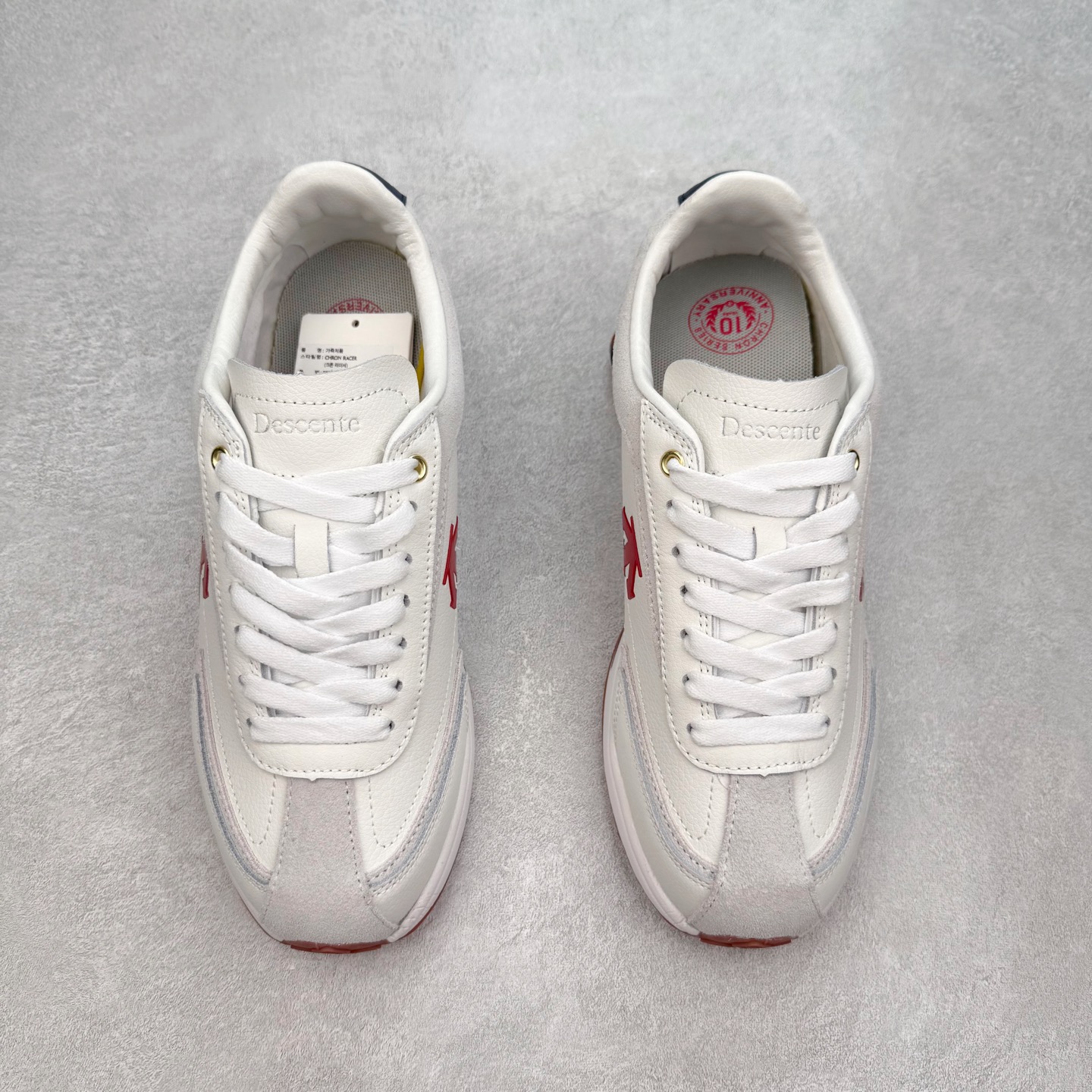 图片[2]-＃C版 DESCENTE Cron Racer BGWH 迪桑特舒适百搭防滑耐磨低帮休闲跑步鞋男女同款 DESCENTE（迪桑特）创立于1935年，品牌名取自法语词汇，意为“滑降”。品牌箭头标识代表滑雪的三种技术“高速直线滑行”、“穿越”和“侧滑”，也寓意品牌在打造高端专业运动产品中不断追求完美的创新精神，致力于成为中国高端专业滑雪、综训、女子、铁人三项、高尔夫的第一品牌。实拍调校N版已经零色差零失真 百分百还原实物色彩所见即所得 不存在货不对板色差等低级问题 选购参考实物拍摄 不混卖不参货 只用心做好货严格选品 承诺混一赔十 尺码：36 36.5 37.5 38 38.5 39 40 40.5 41 42 42.5 43 44 44.5 45-选品中心