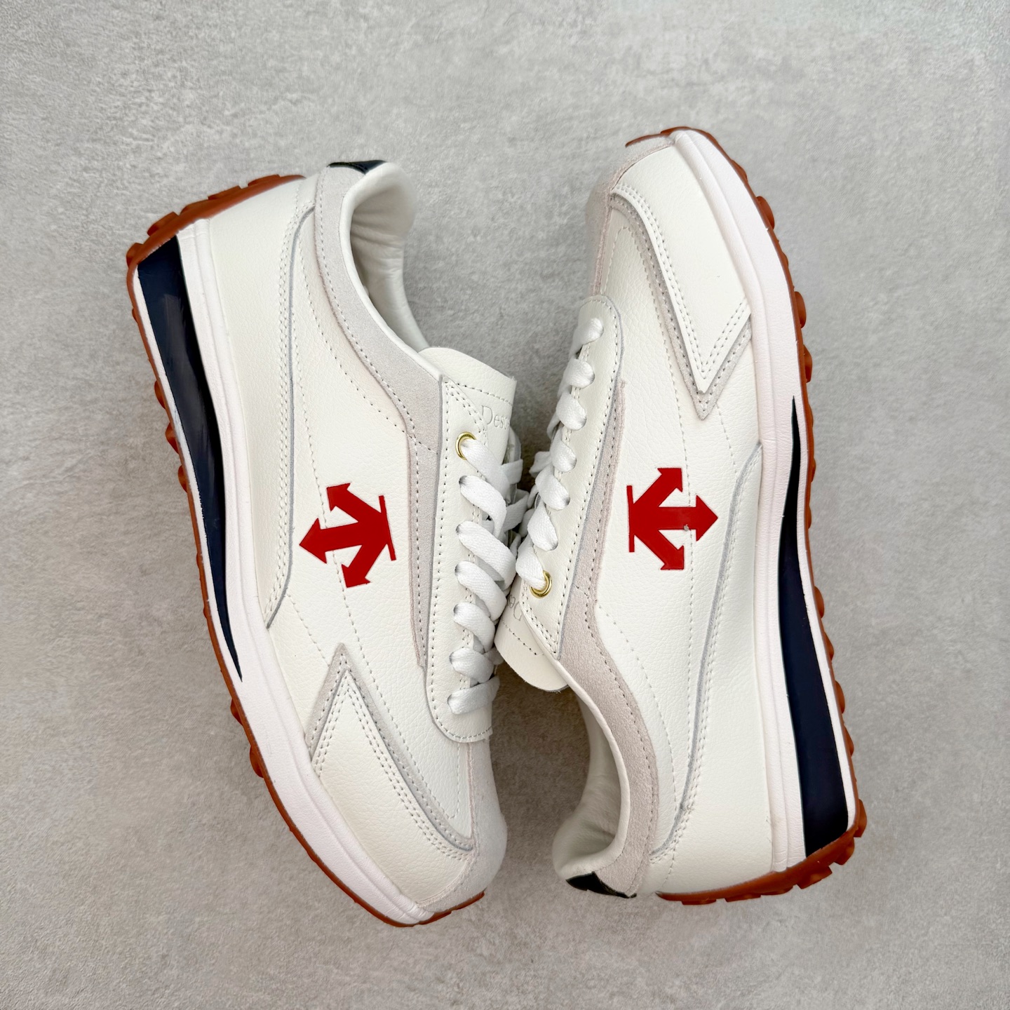 图片[3]-＃C版 DESCENTE Cron Racer BGWH 迪桑特舒适百搭防滑耐磨低帮休闲跑步鞋男女同款 DESCENTE（迪桑特）创立于1935年，品牌名取自法语词汇，意为“滑降”。品牌箭头标识代表滑雪的三种技术“高速直线滑行”、“穿越”和“侧滑”，也寓意品牌在打造高端专业运动产品中不断追求完美的创新精神，致力于成为中国高端专业滑雪、综训、女子、铁人三项、高尔夫的第一品牌。实拍调校N版已经零色差零失真 百分百还原实物色彩所见即所得 不存在货不对板色差等低级问题 选购参考实物拍摄 不混卖不参货 只用心做好货严格选品 承诺混一赔十 尺码：36 36.5 37.5 38 38.5 39 40 40.5 41 42 42.5 43 44 44.5 45-选品中心