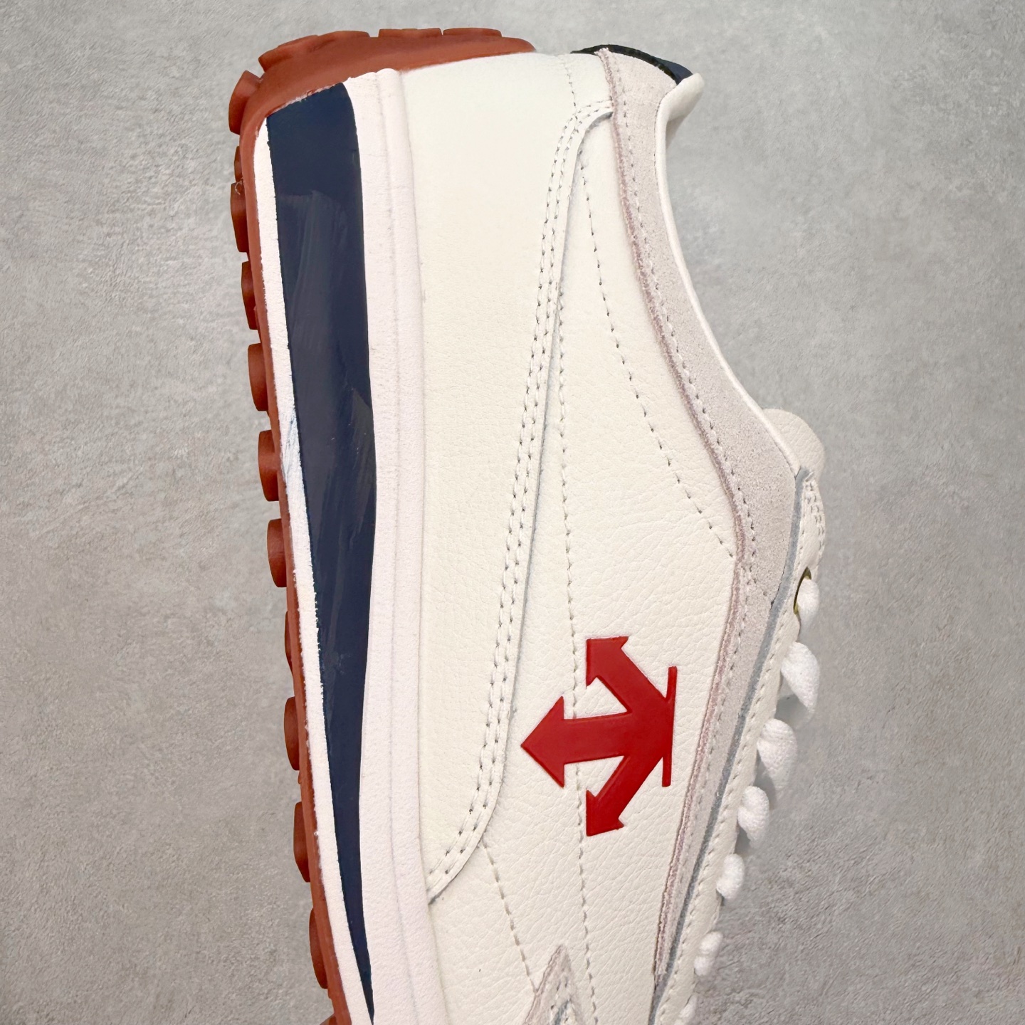 图片[7]-＃C版 DESCENTE Cron Racer BGWH 迪桑特舒适百搭防滑耐磨低帮休闲跑步鞋男女同款 DESCENTE（迪桑特）创立于1935年，品牌名取自法语词汇，意为“滑降”。品牌箭头标识代表滑雪的三种技术“高速直线滑行”、“穿越”和“侧滑”，也寓意品牌在打造高端专业运动产品中不断追求完美的创新精神，致力于成为中国高端专业滑雪、综训、女子、铁人三项、高尔夫的第一品牌。实拍调校N版已经零色差零失真 百分百还原实物色彩所见即所得 不存在货不对板色差等低级问题 选购参考实物拍摄 不混卖不参货 只用心做好货严格选品 承诺混一赔十 尺码：36 36.5 37.5 38 38.5 39 40 40.5 41 42 42.5 43 44 44.5 45-选品中心