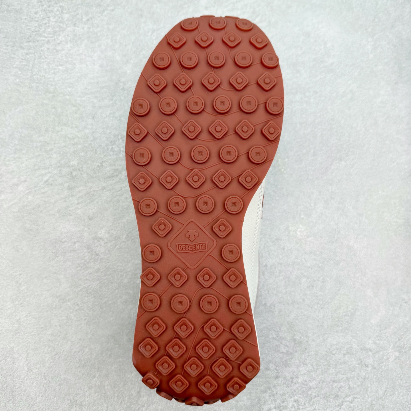 图片[9]-＃C版 DESCENTE Cron Racer BGWH 迪桑特舒适百搭防滑耐磨低帮休闲跑步鞋男女同款 DESCENTE（迪桑特）创立于1935年，品牌名取自法语词汇，意为“滑降”。品牌箭头标识代表滑雪的三种技术“高速直线滑行”、“穿越”和“侧滑”，也寓意品牌在打造高端专业运动产品中不断追求完美的创新精神，致力于成为中国高端专业滑雪、综训、女子、铁人三项、高尔夫的第一品牌。实拍调校N版已经零色差零失真 百分百还原实物色彩所见即所得 不存在货不对板色差等低级问题 选购参考实物拍摄 不混卖不参货 只用心做好货严格选品 承诺混一赔十 尺码：36 36.5 37.5 38 38.5 39 40 40.5 41 42 42.5 43 44 44.5 45-选品中心