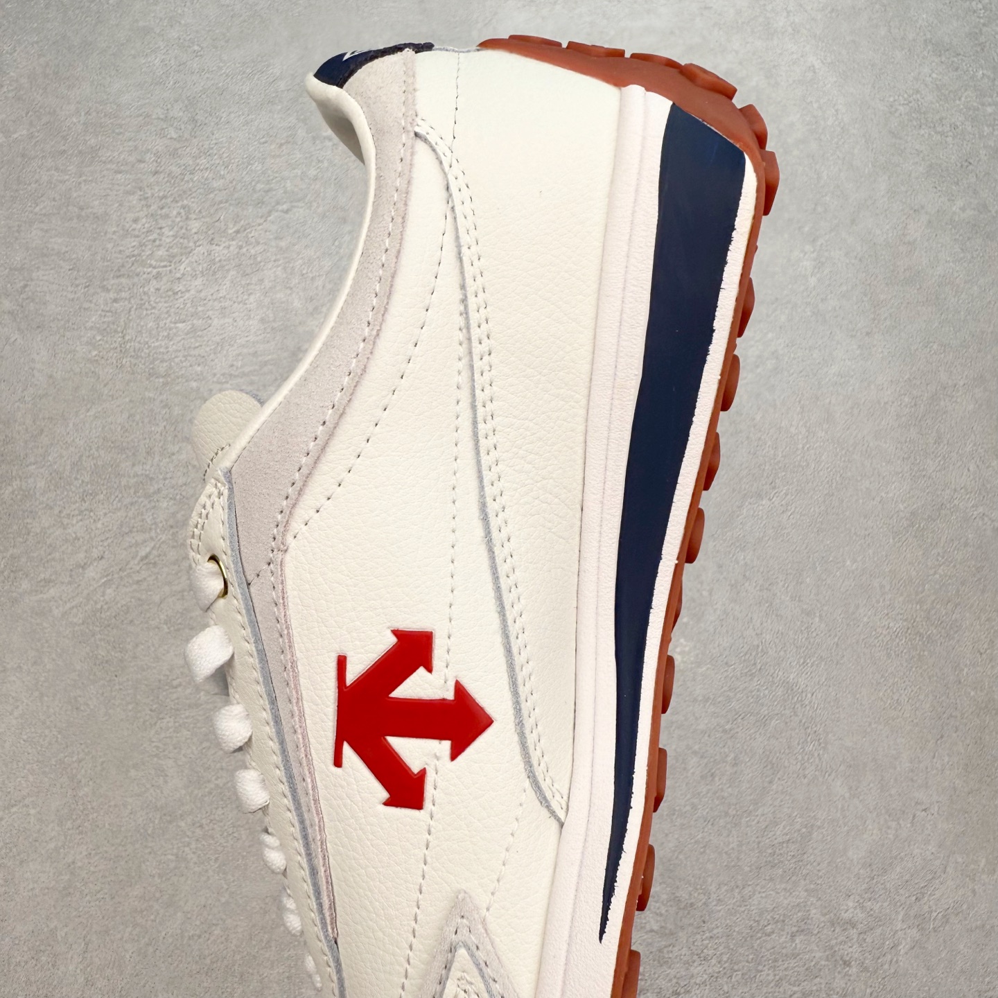 图片[6]-＃C版 DESCENTE Cron Racer BGWH 迪桑特舒适百搭防滑耐磨低帮休闲跑步鞋男女同款 DESCENTE（迪桑特）创立于1935年，品牌名取自法语词汇，意为“滑降”。品牌箭头标识代表滑雪的三种技术“高速直线滑行”、“穿越”和“侧滑”，也寓意品牌在打造高端专业运动产品中不断追求完美的创新精神，致力于成为中国高端专业滑雪、综训、女子、铁人三项、高尔夫的第一品牌。实拍调校N版已经零色差零失真 百分百还原实物色彩所见即所得 不存在货不对板色差等低级问题 选购参考实物拍摄 不混卖不参货 只用心做好货严格选品 承诺混一赔十 尺码：36 36.5 37.5 38 38.5 39 40 40.5 41 42 42.5 43 44 44.5 45-选品中心