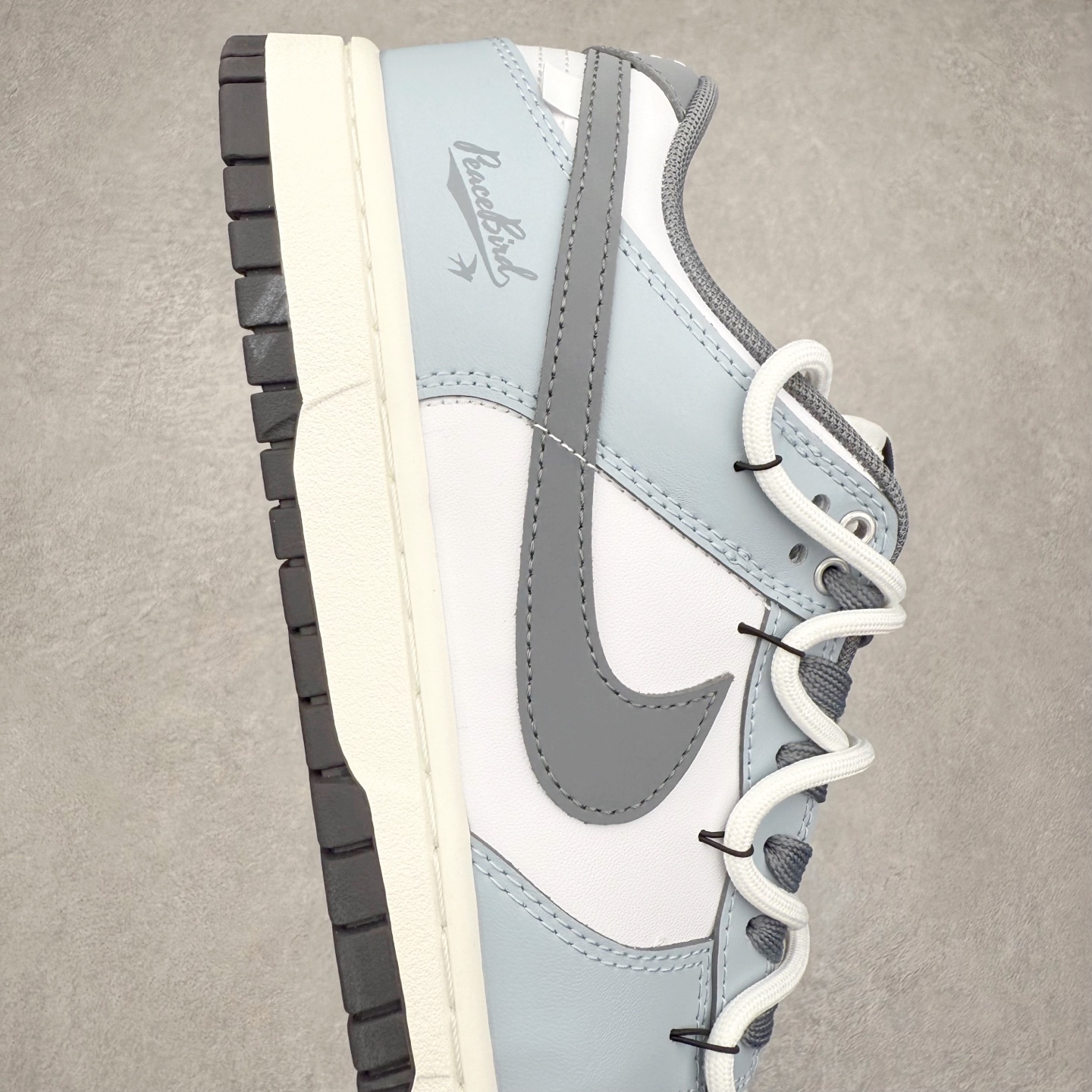 图片[6]-＃YC纯原 NK Dunk Low 夜幕 BG0510-058 此款鞋身以冷调白与雾霾蓝色的极简碰撞，模拟「午夜天光」的渐变层次，深灰Swoosh撕裂极简鞋面，划破沉闷，形成视觉锚点。解构白色鞋带勾勒层次，后跟「PeaceBird」致敬自由，低帮设计解锁全场景穿搭自由。定制系列天花板 无原鞋不开发 全系列得物原鞋一比一校对开发 配色持续更新中 终端对接 优势输出 全套原厂楦头原纸板数据档案倾力打造 原汁原味莞产 极致还原 圈内最强针车工艺 高端零售指定版 广东原厂配套原盒原标 鞋盒分三个尺码段 原厂冲刀 超高清洁度 全鞋零毛边皮料切割 采用原厂百宏鞋带以及原厂百宏织唛舌标 内标可供原厂几率过验 进口原装条纹中底布 四线拉帮白色点胶 原厂拉帮手法遵循公司 原厂电绣 极致还原 尺码：36 36.5 37.5 38 38.5 39 40 40.5 41 42 42.5 43 44 44.5 45 46-选品中心