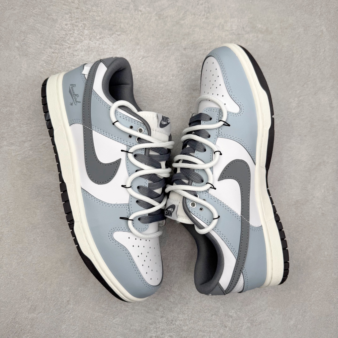 图片[3]-＃YC纯原 NK Dunk Low 夜幕 BG0510-058 此款鞋身以冷调白与雾霾蓝色的极简碰撞，模拟「午夜天光」的渐变层次，深灰Swoosh撕裂极简鞋面，划破沉闷，形成视觉锚点。解构白色鞋带勾勒层次，后跟「PeaceBird」致敬自由，低帮设计解锁全场景穿搭自由。定制系列天花板 无原鞋不开发 全系列得物原鞋一比一校对开发 配色持续更新中 终端对接 优势输出 全套原厂楦头原纸板数据档案倾力打造 原汁原味莞产 极致还原 圈内最强针车工艺 高端零售指定版 广东原厂配套原盒原标 鞋盒分三个尺码段 原厂冲刀 超高清洁度 全鞋零毛边皮料切割 采用原厂百宏鞋带以及原厂百宏织唛舌标 内标可供原厂几率过验 进口原装条纹中底布 四线拉帮白色点胶 原厂拉帮手法遵循公司 原厂电绣 极致还原 尺码：36 36.5 37.5 38 38.5 39 40 40.5 41 42 42.5 43 44 44.5 45 46-选品中心