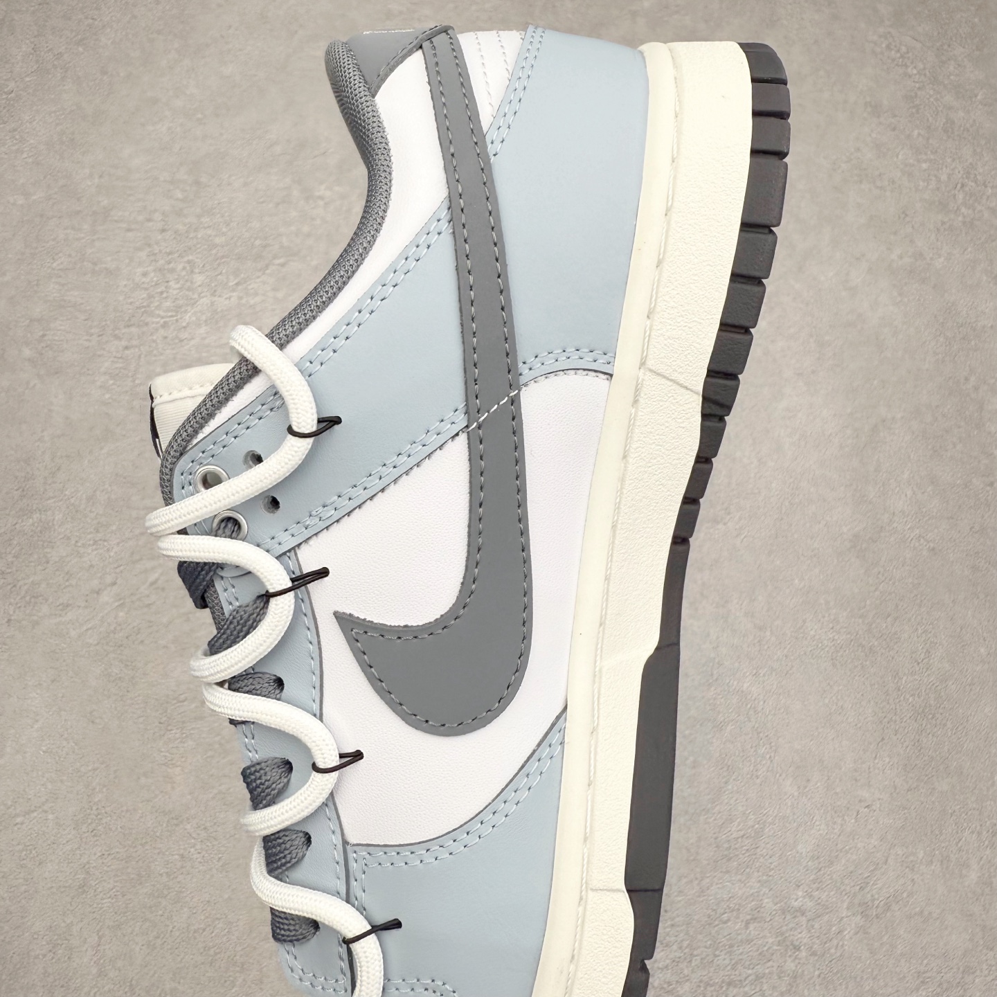 图片[7]-＃YC纯原 NK Dunk Low 夜幕 BG0510-058 此款鞋身以冷调白与雾霾蓝色的极简碰撞，模拟「午夜天光」的渐变层次，深灰Swoosh撕裂极简鞋面，划破沉闷，形成视觉锚点。解构白色鞋带勾勒层次，后跟「PeaceBird」致敬自由，低帮设计解锁全场景穿搭自由。定制系列天花板 无原鞋不开发 全系列得物原鞋一比一校对开发 配色持续更新中 终端对接 优势输出 全套原厂楦头原纸板数据档案倾力打造 原汁原味莞产 极致还原 圈内最强针车工艺 高端零售指定版 广东原厂配套原盒原标 鞋盒分三个尺码段 原厂冲刀 超高清洁度 全鞋零毛边皮料切割 采用原厂百宏鞋带以及原厂百宏织唛舌标 内标可供原厂几率过验 进口原装条纹中底布 四线拉帮白色点胶 原厂拉帮手法遵循公司 原厂电绣 极致还原 尺码：36 36.5 37.5 38 38.5 39 40 40.5 41 42 42.5 43 44 44.5 45 46-选品中心