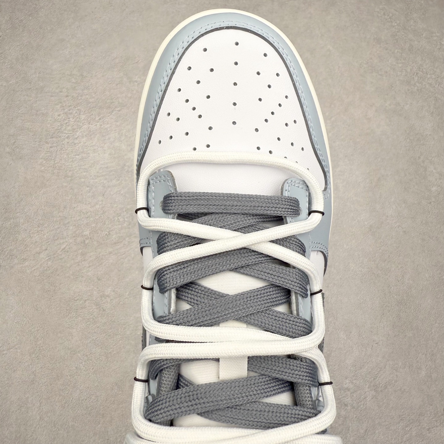 图片[4]-＃YC纯原 NK Dunk Low 夜幕 BG0510-058 此款鞋身以冷调白与雾霾蓝色的极简碰撞，模拟「午夜天光」的渐变层次，深灰Swoosh撕裂极简鞋面，划破沉闷，形成视觉锚点。解构白色鞋带勾勒层次，后跟「PeaceBird」致敬自由，低帮设计解锁全场景穿搭自由。定制系列天花板 无原鞋不开发 全系列得物原鞋一比一校对开发 配色持续更新中 终端对接 优势输出 全套原厂楦头原纸板数据档案倾力打造 原汁原味莞产 极致还原 圈内最强针车工艺 高端零售指定版 广东原厂配套原盒原标 鞋盒分三个尺码段 原厂冲刀 超高清洁度 全鞋零毛边皮料切割 采用原厂百宏鞋带以及原厂百宏织唛舌标 内标可供原厂几率过验 进口原装条纹中底布 四线拉帮白色点胶 原厂拉帮手法遵循公司 原厂电绣 极致还原 尺码：36 36.5 37.5 38 38.5 39 40 40.5 41 42 42.5 43 44 44.5 45 46-选品中心