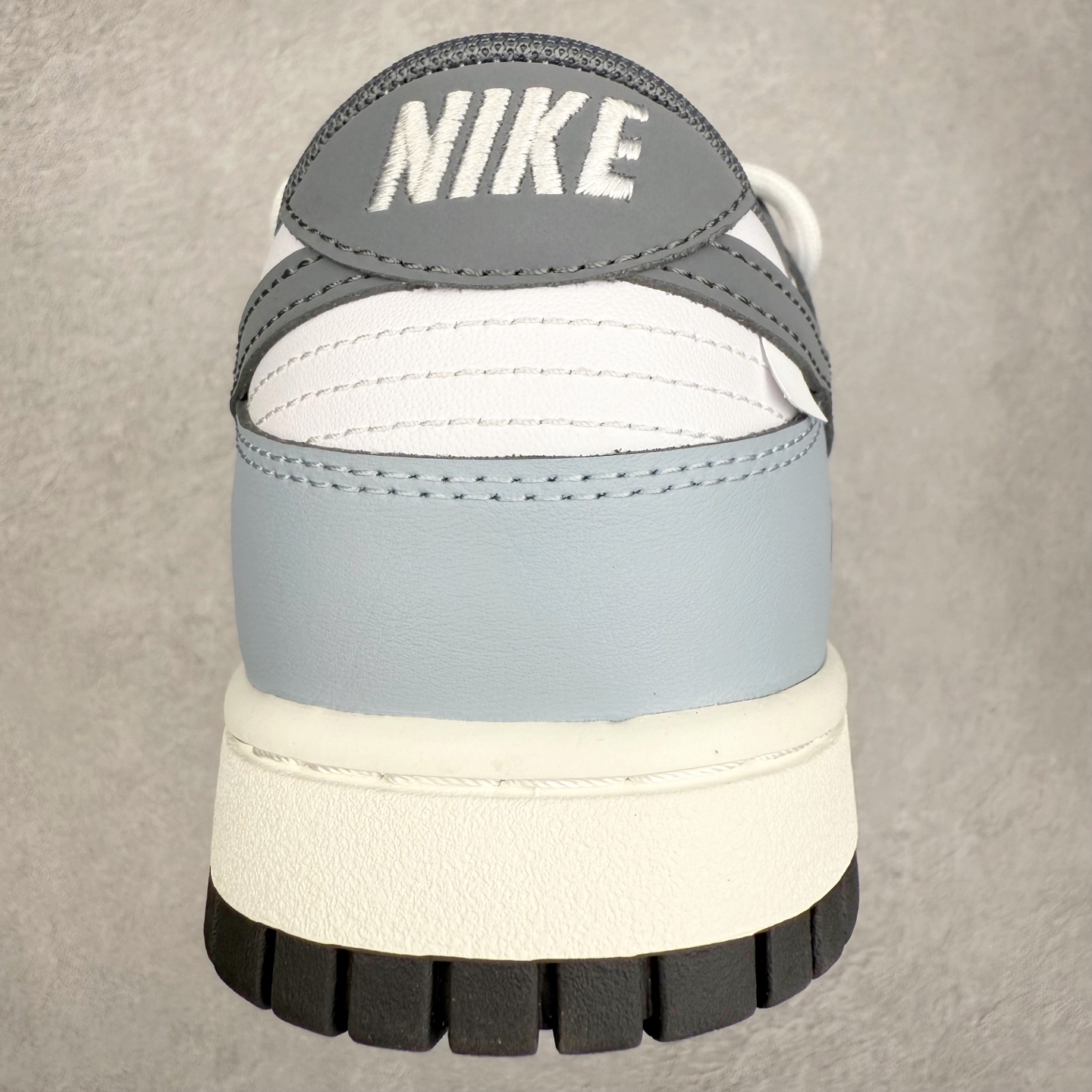 图片[8]-＃YC纯原 NK Dunk Low 夜幕 BG0510-058 此款鞋身以冷调白与雾霾蓝色的极简碰撞，模拟「午夜天光」的渐变层次，深灰Swoosh撕裂极简鞋面，划破沉闷，形成视觉锚点。解构白色鞋带勾勒层次，后跟「PeaceBird」致敬自由，低帮设计解锁全场景穿搭自由。定制系列天花板 无原鞋不开发 全系列得物原鞋一比一校对开发 配色持续更新中 终端对接 优势输出 全套原厂楦头原纸板数据档案倾力打造 原汁原味莞产 极致还原 圈内最强针车工艺 高端零售指定版 广东原厂配套原盒原标 鞋盒分三个尺码段 原厂冲刀 超高清洁度 全鞋零毛边皮料切割 采用原厂百宏鞋带以及原厂百宏织唛舌标 内标可供原厂几率过验 进口原装条纹中底布 四线拉帮白色点胶 原厂拉帮手法遵循公司 原厂电绣 极致还原 尺码：36 36.5 37.5 38 38.5 39 40 40.5 41 42 42.5 43 44 44.5 45 46-选品中心