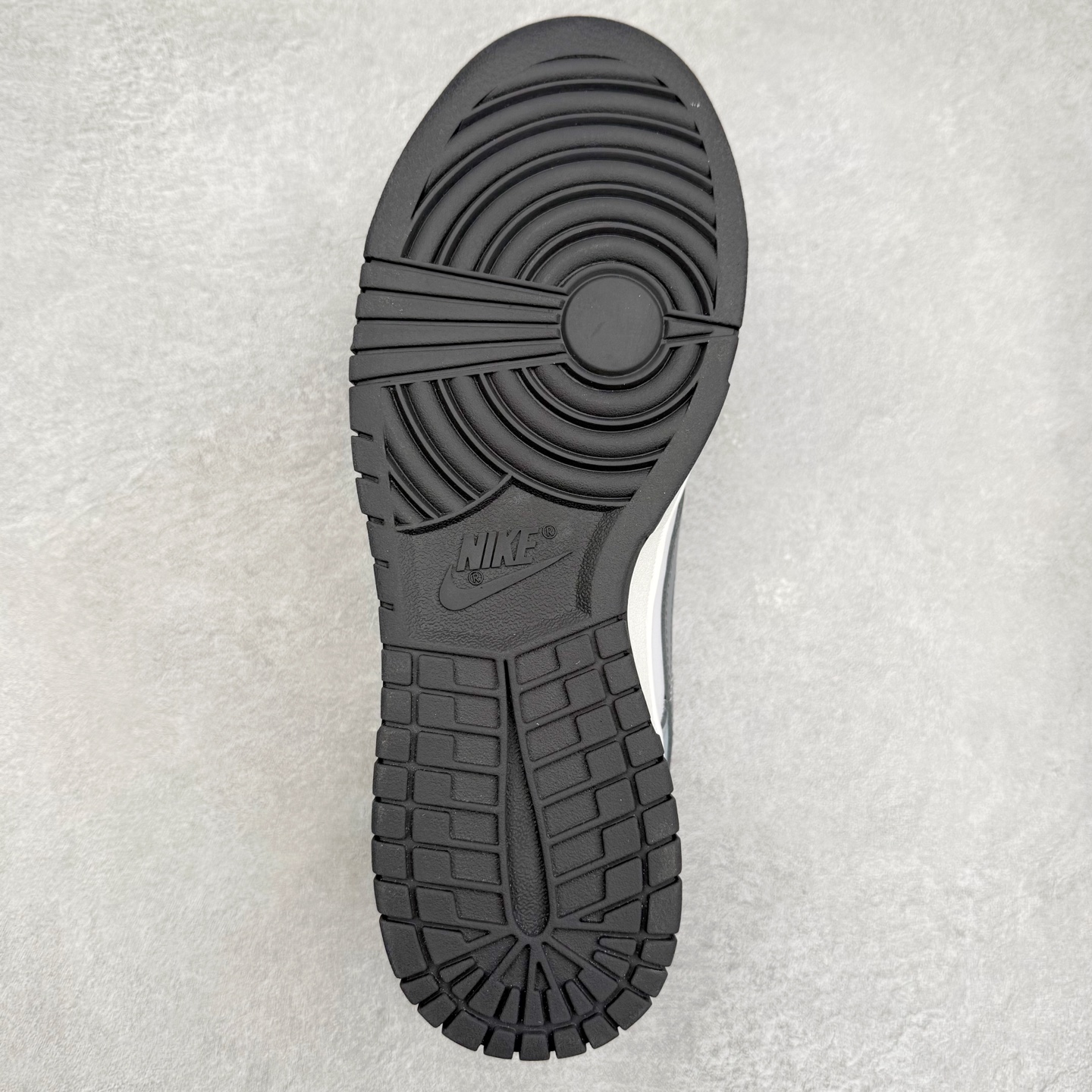 图片[9]-＃YC纯原 NK Dunk Low 夜幕 BG0510-058 此款鞋身以冷调白与雾霾蓝色的极简碰撞，模拟「午夜天光」的渐变层次，深灰Swoosh撕裂极简鞋面，划破沉闷，形成视觉锚点。解构白色鞋带勾勒层次，后跟「PeaceBird」致敬自由，低帮设计解锁全场景穿搭自由。定制系列天花板 无原鞋不开发 全系列得物原鞋一比一校对开发 配色持续更新中 终端对接 优势输出 全套原厂楦头原纸板数据档案倾力打造 原汁原味莞产 极致还原 圈内最强针车工艺 高端零售指定版 广东原厂配套原盒原标 鞋盒分三个尺码段 原厂冲刀 超高清洁度 全鞋零毛边皮料切割 采用原厂百宏鞋带以及原厂百宏织唛舌标 内标可供原厂几率过验 进口原装条纹中底布 四线拉帮白色点胶 原厂拉帮手法遵循公司 原厂电绣 极致还原 尺码：36 36.5 37.5 38 38.5 39 40 40.5 41 42 42.5 43 44 44.5 45 46-选品中心