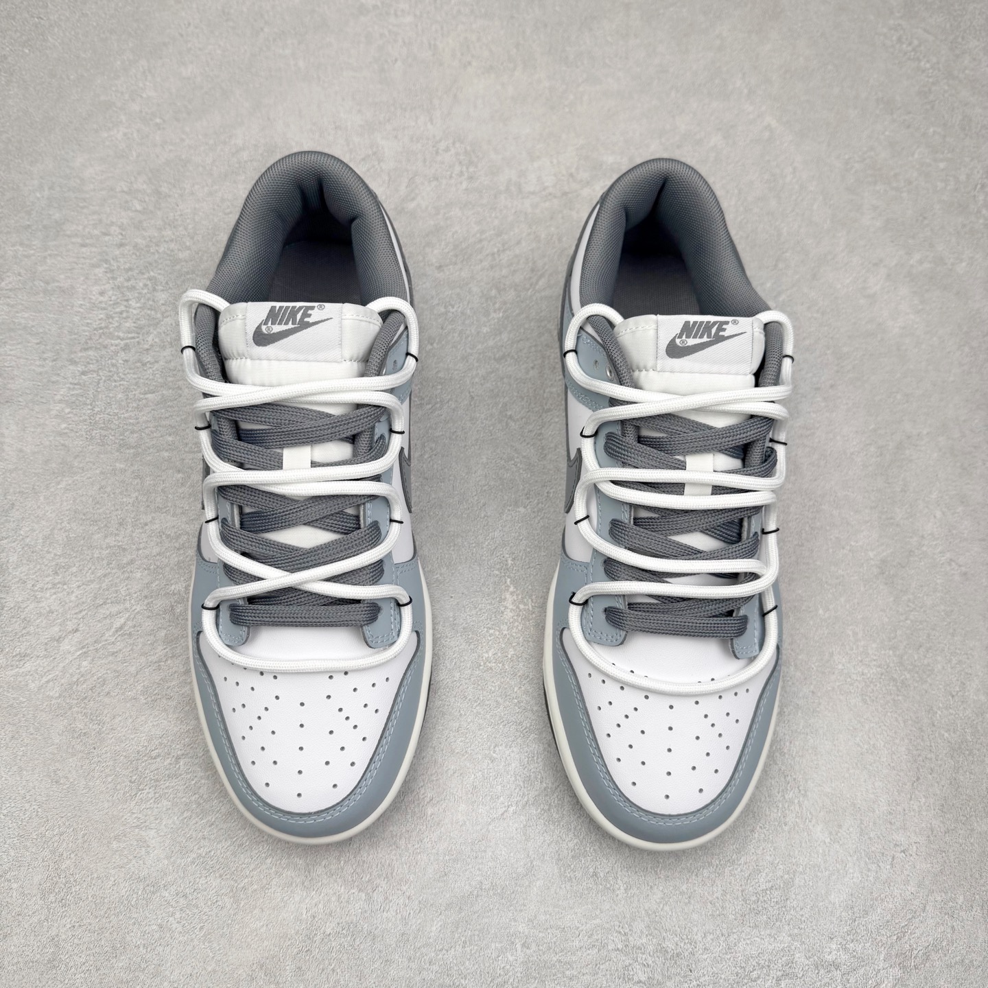 图片[2]-＃YC纯原 NK Dunk Low 夜幕 BG0510-058 此款鞋身以冷调白与雾霾蓝色的极简碰撞，模拟「午夜天光」的渐变层次，深灰Swoosh撕裂极简鞋面，划破沉闷，形成视觉锚点。解构白色鞋带勾勒层次，后跟「PeaceBird」致敬自由，低帮设计解锁全场景穿搭自由。定制系列天花板 无原鞋不开发 全系列得物原鞋一比一校对开发 配色持续更新中 终端对接 优势输出 全套原厂楦头原纸板数据档案倾力打造 原汁原味莞产 极致还原 圈内最强针车工艺 高端零售指定版 广东原厂配套原盒原标 鞋盒分三个尺码段 原厂冲刀 超高清洁度 全鞋零毛边皮料切割 采用原厂百宏鞋带以及原厂百宏织唛舌标 内标可供原厂几率过验 进口原装条纹中底布 四线拉帮白色点胶 原厂拉帮手法遵循公司 原厂电绣 极致还原 尺码：36 36.5 37.5 38 38.5 39 40 40.5 41 42 42.5 43 44 44.5 45 46-选品中心