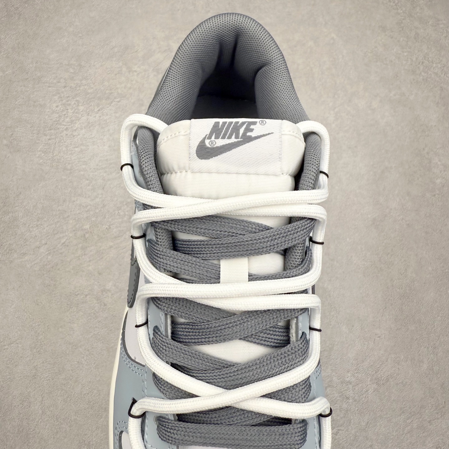 图片[5]-＃YC纯原 NK Dunk Low 夜幕 BG0510-058 此款鞋身以冷调白与雾霾蓝色的极简碰撞，模拟「午夜天光」的渐变层次，深灰Swoosh撕裂极简鞋面，划破沉闷，形成视觉锚点。解构白色鞋带勾勒层次，后跟「PeaceBird」致敬自由，低帮设计解锁全场景穿搭自由。定制系列天花板 无原鞋不开发 全系列得物原鞋一比一校对开发 配色持续更新中 终端对接 优势输出 全套原厂楦头原纸板数据档案倾力打造 原汁原味莞产 极致还原 圈内最强针车工艺 高端零售指定版 广东原厂配套原盒原标 鞋盒分三个尺码段 原厂冲刀 超高清洁度 全鞋零毛边皮料切割 采用原厂百宏鞋带以及原厂百宏织唛舌标 内标可供原厂几率过验 进口原装条纹中底布 四线拉帮白色点胶 原厂拉帮手法遵循公司 原厂电绣 极致还原 尺码：36 36.5 37.5 38 38.5 39 40 40.5 41 42 42.5 43 44 44.5 45 46-选品中心