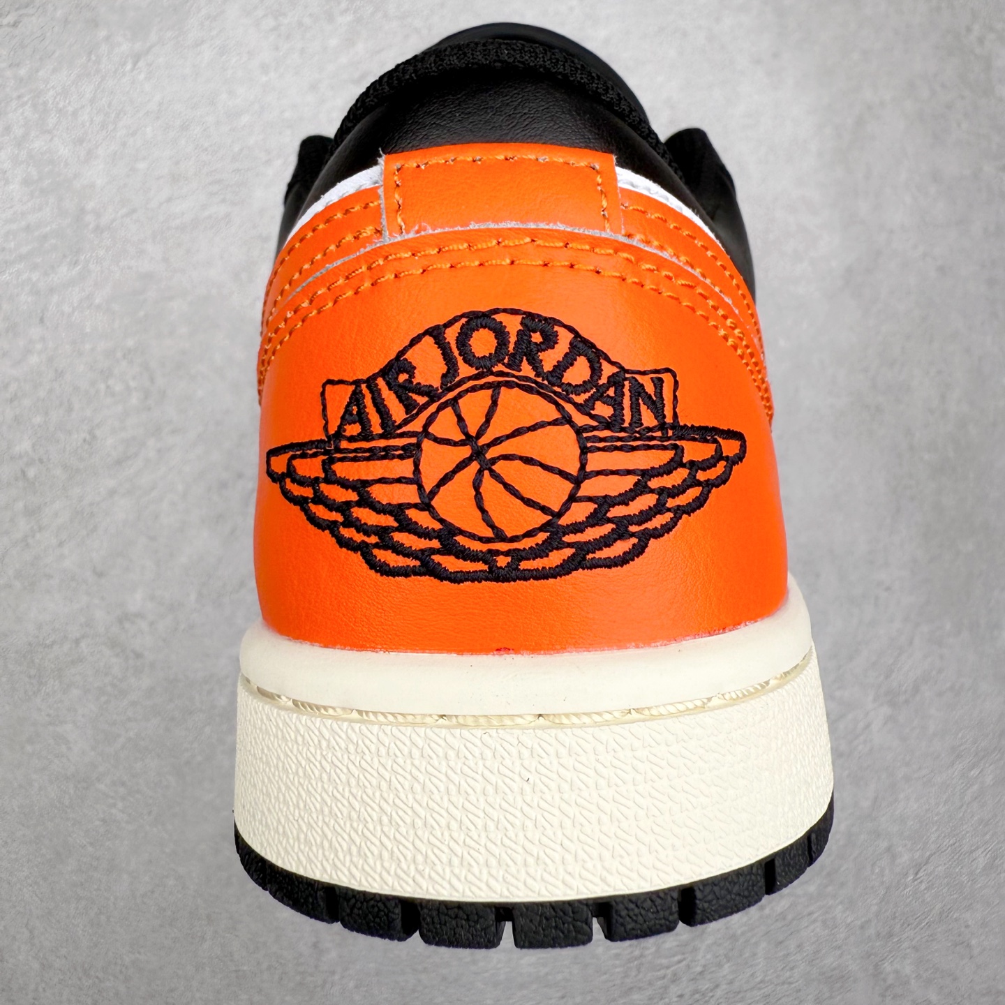 图片[8]-＃DT纯原 Air Jordan AJ1 Low 低帮 黑扣碎 553558-081 终端优势供应 市面中低帮最具代表性版本没有之一 口碑大厂出品 品控大底版型不断改良更新 全套原纸板楦头开发 确保原汁原味 完美呈现版型 完美零毛边处理 原厂内置全掌气垫 价格定位良心 平台专用代工流水线出品 一眼公司既视感 拿到手的一瞬间就与众不同 碾压市面所有版本 全部原鞋开发 每一个配色都会采购原鞋确认细节 打破市面看图做货无好货之说 尺码：35.5 36 36.5 37.5 38 38.5 39 40 40.5 41 42 42.5 43 44 44.5 45 46-选品中心