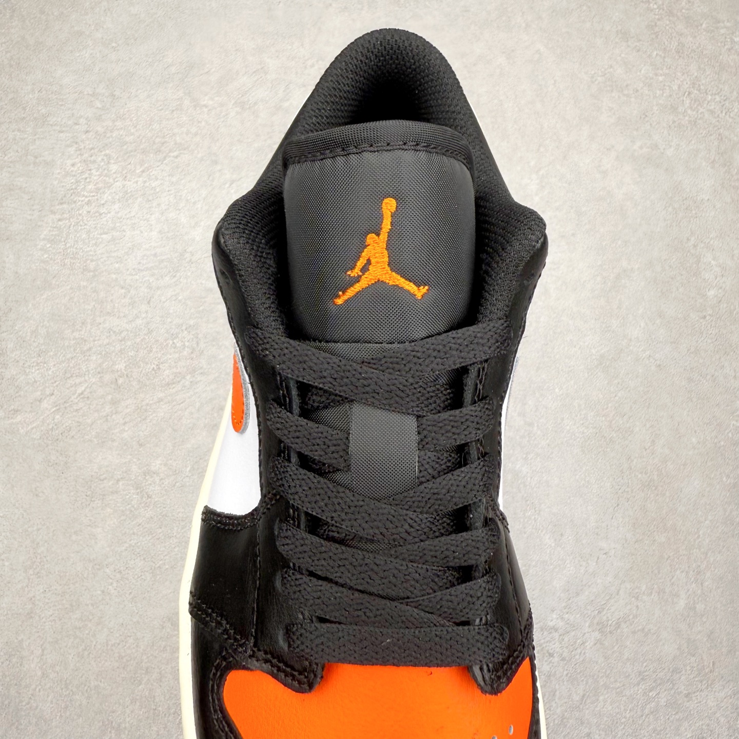 图片[5]-＃DT纯原 Air Jordan AJ1 Low 低帮 黑扣碎 553558-081 终端优势供应 市面中低帮最具代表性版本没有之一 口碑大厂出品 品控大底版型不断改良更新 全套原纸板楦头开发 确保原汁原味 完美呈现版型 完美零毛边处理 原厂内置全掌气垫 价格定位良心 平台专用代工流水线出品 一眼公司既视感 拿到手的一瞬间就与众不同 碾压市面所有版本 全部原鞋开发 每一个配色都会采购原鞋确认细节 打破市面看图做货无好货之说 尺码：35.5 36 36.5 37.5 38 38.5 39 40 40.5 41 42 42.5 43 44 44.5 45 46-选品中心