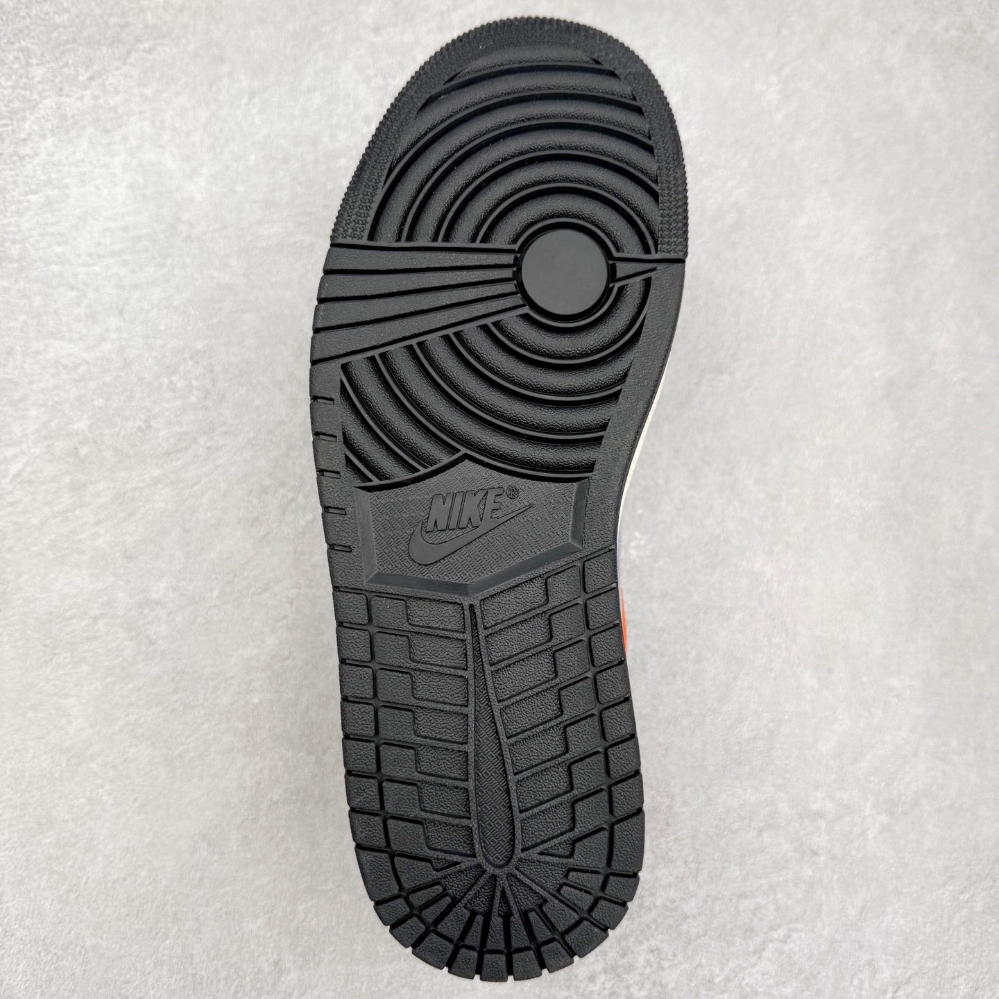 图片[9]-＃DT纯原 Air Jordan AJ1 Low 低帮 黑扣碎 553558-081 终端优势供应 市面中低帮最具代表性版本没有之一 口碑大厂出品 品控大底版型不断改良更新 全套原纸板楦头开发 确保原汁原味 完美呈现版型 完美零毛边处理 原厂内置全掌气垫 价格定位良心 平台专用代工流水线出品 一眼公司既视感 拿到手的一瞬间就与众不同 碾压市面所有版本 全部原鞋开发 每一个配色都会采购原鞋确认细节 打破市面看图做货无好货之说 尺码：35.5 36 36.5 37.5 38 38.5 39 40 40.5 41 42 42.5 43 44 44.5 45 46-选品中心