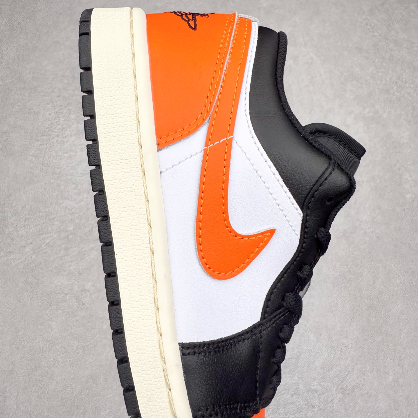 图片[6]-＃DT纯原 Air Jordan AJ1 Low 低帮 黑扣碎 553558-081 终端优势供应 市面中低帮最具代表性版本没有之一 口碑大厂出品 品控大底版型不断改良更新 全套原纸板楦头开发 确保原汁原味 完美呈现版型 完美零毛边处理 原厂内置全掌气垫 价格定位良心 平台专用代工流水线出品 一眼公司既视感 拿到手的一瞬间就与众不同 碾压市面所有版本 全部原鞋开发 每一个配色都会采购原鞋确认细节 打破市面看图做货无好货之说 尺码：35.5 36 36.5 37.5 38 38.5 39 40 40.5 41 42 42.5 43 44 44.5 45 46-选品中心