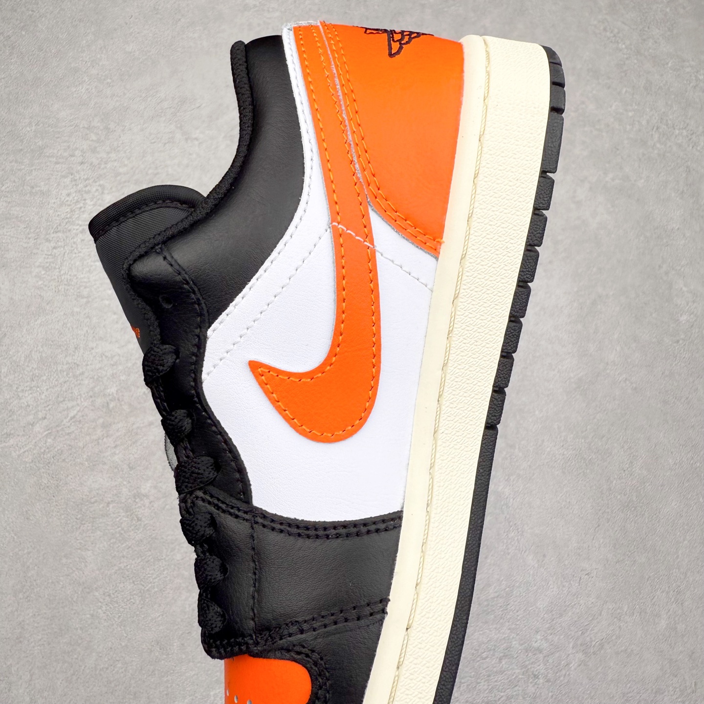 图片[7]-＃DT纯原 Air Jordan AJ1 Low 低帮 黑扣碎 553558-081 终端优势供应 市面中低帮最具代表性版本没有之一 口碑大厂出品 品控大底版型不断改良更新 全套原纸板楦头开发 确保原汁原味 完美呈现版型 完美零毛边处理 原厂内置全掌气垫 价格定位良心 平台专用代工流水线出品 一眼公司既视感 拿到手的一瞬间就与众不同 碾压市面所有版本 全部原鞋开发 每一个配色都会采购原鞋确认细节 打破市面看图做货无好货之说 尺码：35.5 36 36.5 37.5 38 38.5 39 40 40.5 41 42 42.5 43 44 44.5 45 46-选品中心