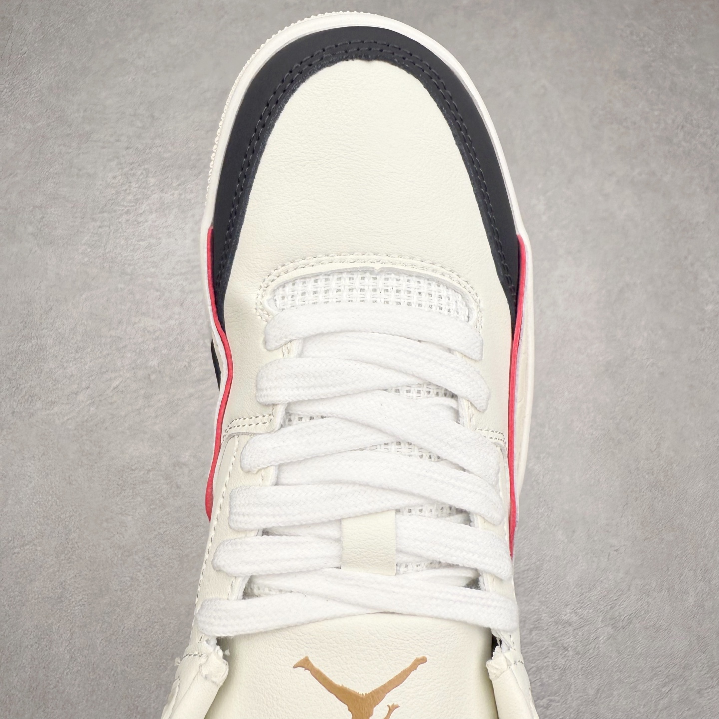 图片[4]-Air Jordan AJ Flight Court 乔丹低帮复古篮球鞋 IH7321-131 设计简约又不失复古韵味鞋内的鞋垫柔软且有弹性 能够很好地缓冲落地时的冲击力鞋面的材质贴合脚部 鞋底的纹路设计合理 抓地力很强 尺码： 36 36.5 37.5 38 38.5 39 40 40.5 41 42 42.5 43 44 45 46 47 47.5-选品中心