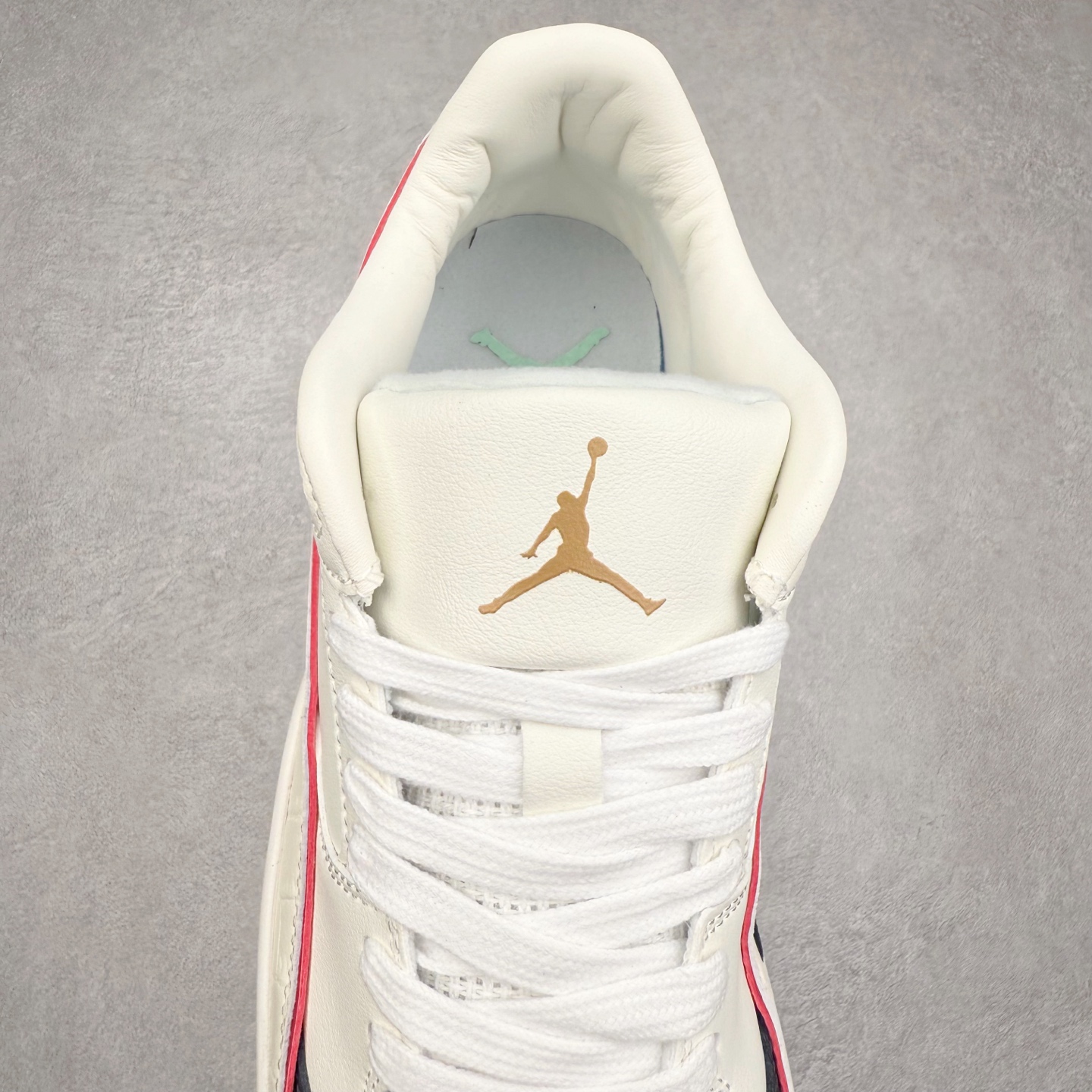 图片[5]-Air Jordan AJ Flight Court 乔丹低帮复古篮球鞋 IH7321-131 设计简约又不失复古韵味鞋内的鞋垫柔软且有弹性 能够很好地缓冲落地时的冲击力鞋面的材质贴合脚部 鞋底的纹路设计合理 抓地力很强 尺码： 36 36.5 37.5 38 38.5 39 40 40.5 41 42 42.5 43 44 45 46 47 47.5-选品中心