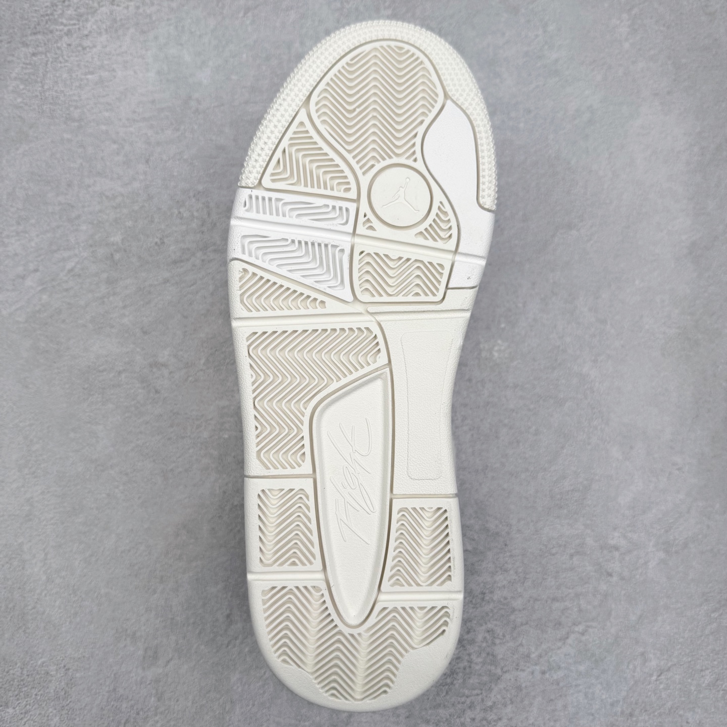 图片[9]-Air Jordan AJ Flight Court 乔丹低帮复古篮球鞋 IH7321-131 设计简约又不失复古韵味鞋内的鞋垫柔软且有弹性 能够很好地缓冲落地时的冲击力鞋面的材质贴合脚部 鞋底的纹路设计合理 抓地力很强 尺码： 36 36.5 37.5 38 38.5 39 40 40.5 41 42 42.5 43 44 45 46 47 47.5-选品中心