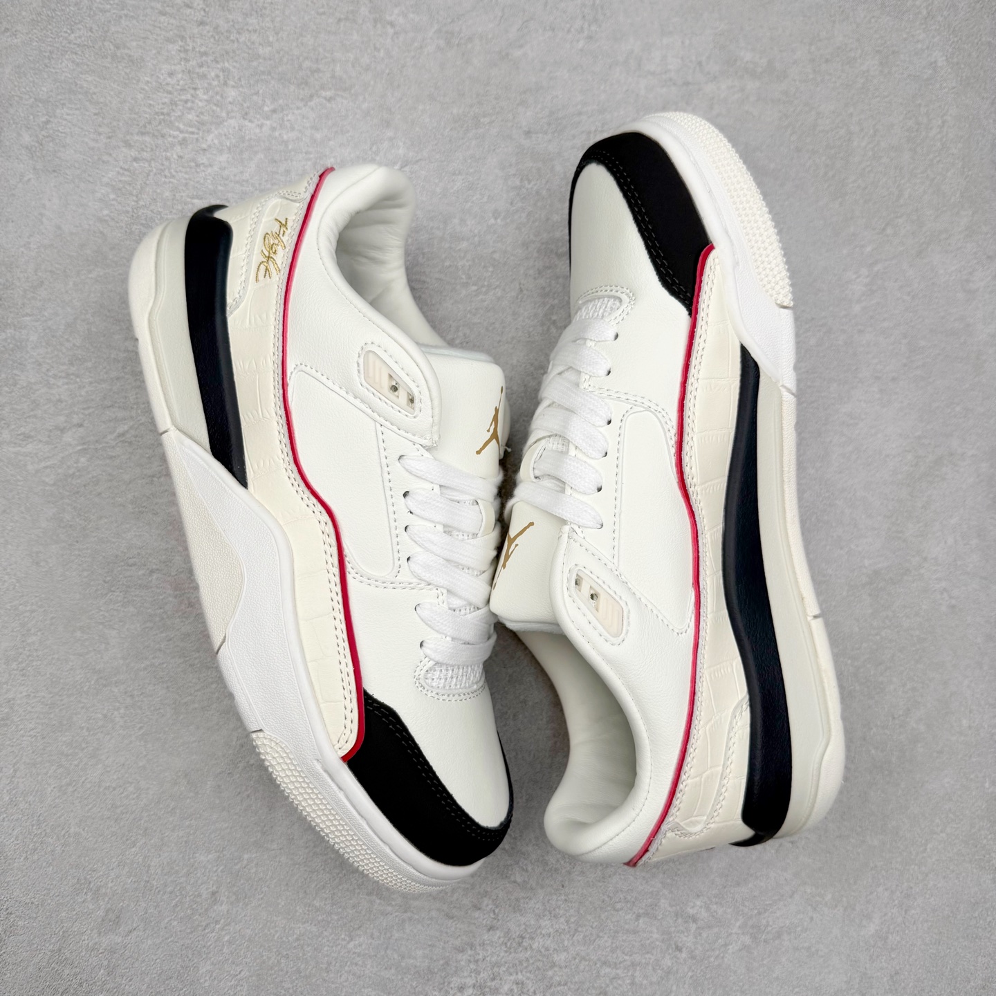 图片[3]-Air Jordan AJ Flight Court 乔丹低帮复古篮球鞋 IH7321-131 设计简约又不失复古韵味鞋内的鞋垫柔软且有弹性 能够很好地缓冲落地时的冲击力鞋面的材质贴合脚部 鞋底的纹路设计合理 抓地力很强 尺码： 36 36.5 37.5 38 38.5 39 40 40.5 41 42 42.5 43 44 45 46 47 47.5-选品中心