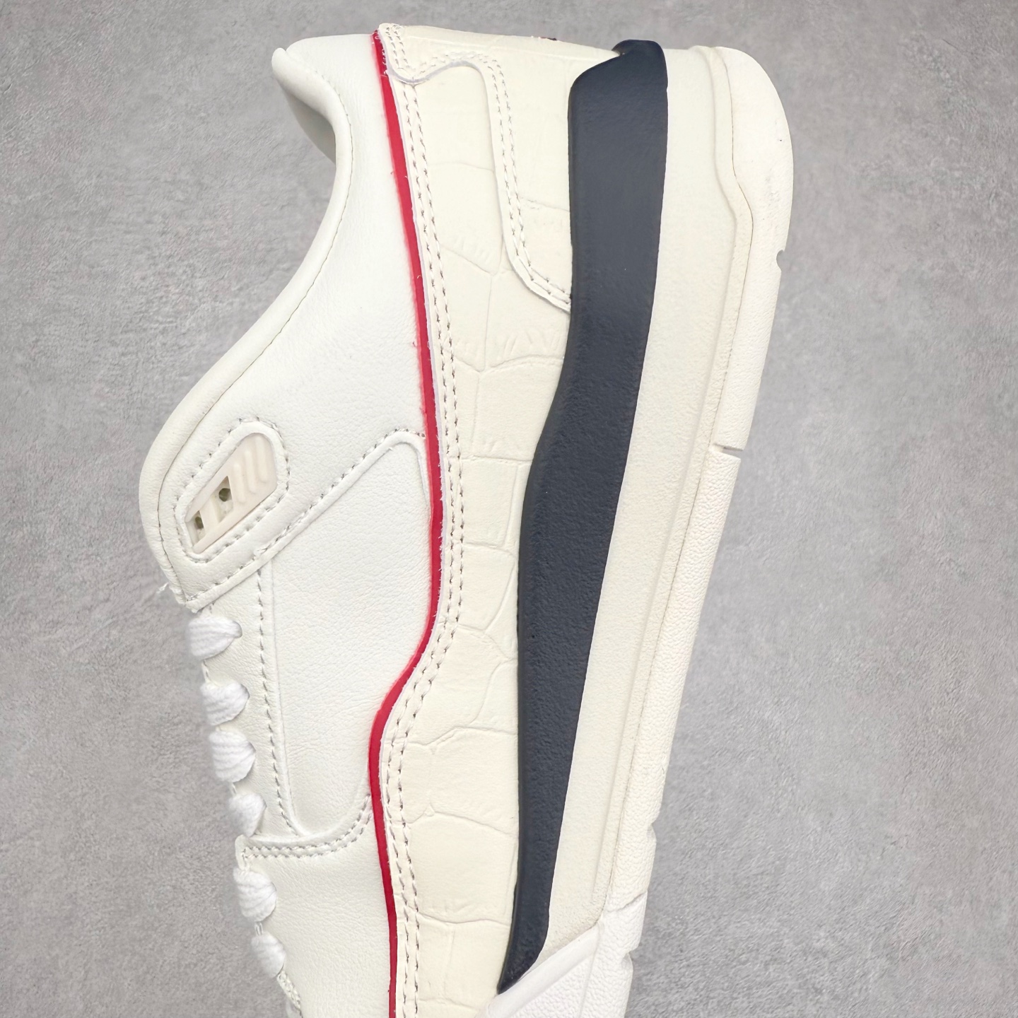 图片[7]-Air Jordan AJ Flight Court 乔丹低帮复古篮球鞋 IH7321-131 设计简约又不失复古韵味鞋内的鞋垫柔软且有弹性 能够很好地缓冲落地时的冲击力鞋面的材质贴合脚部 鞋底的纹路设计合理 抓地力很强 尺码： 36 36.5 37.5 38 38.5 39 40 40.5 41 42 42.5 43 44 45 46 47 47.5-选品中心