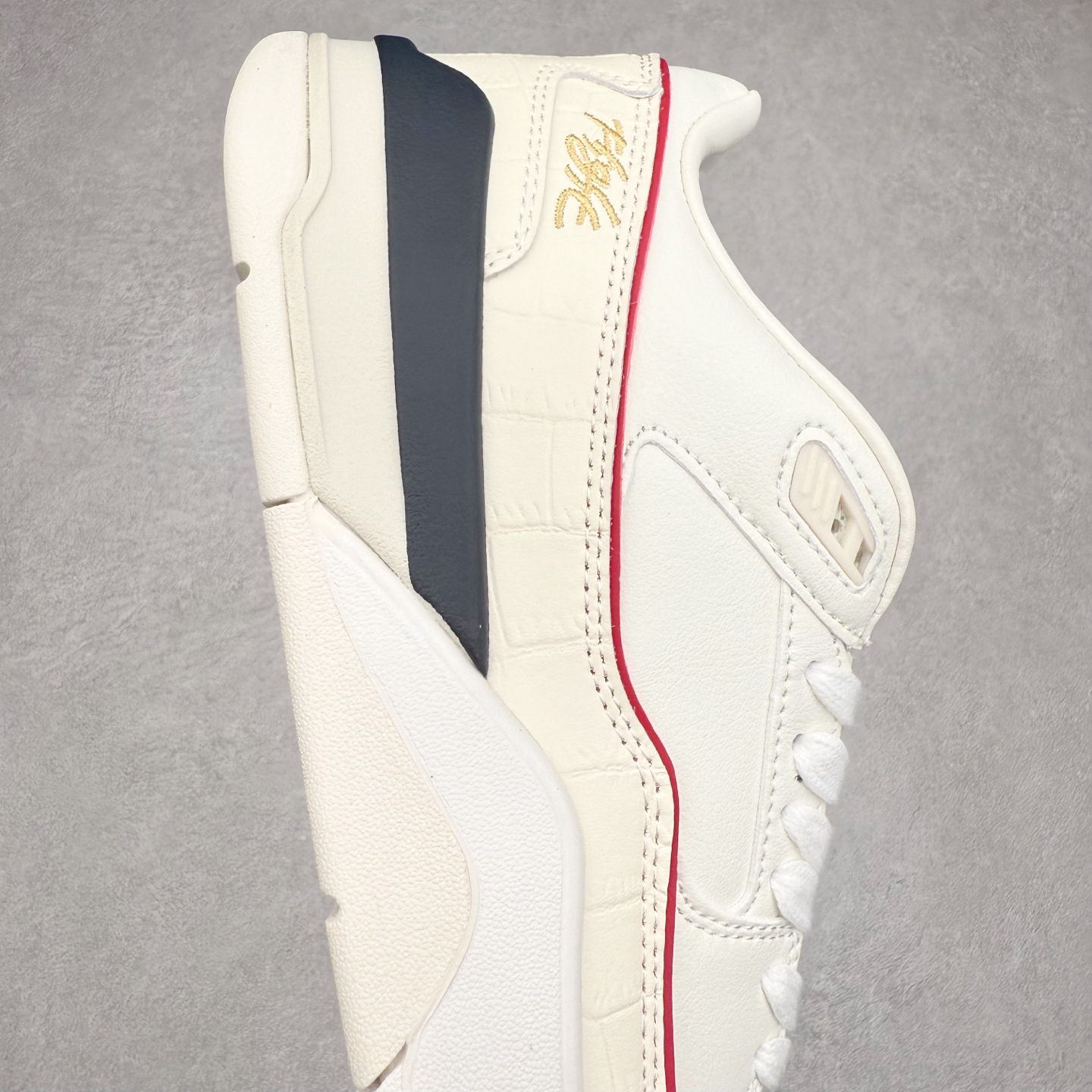 图片[6]-Air Jordan AJ Flight Court 乔丹低帮复古篮球鞋 IH7321-131 设计简约又不失复古韵味鞋内的鞋垫柔软且有弹性 能够很好地缓冲落地时的冲击力鞋面的材质贴合脚部 鞋底的纹路设计合理 抓地力很强 尺码： 36 36.5 37.5 38 38.5 39 40 40.5 41 42 42.5 43 44 45 46 47 47.5-选品中心