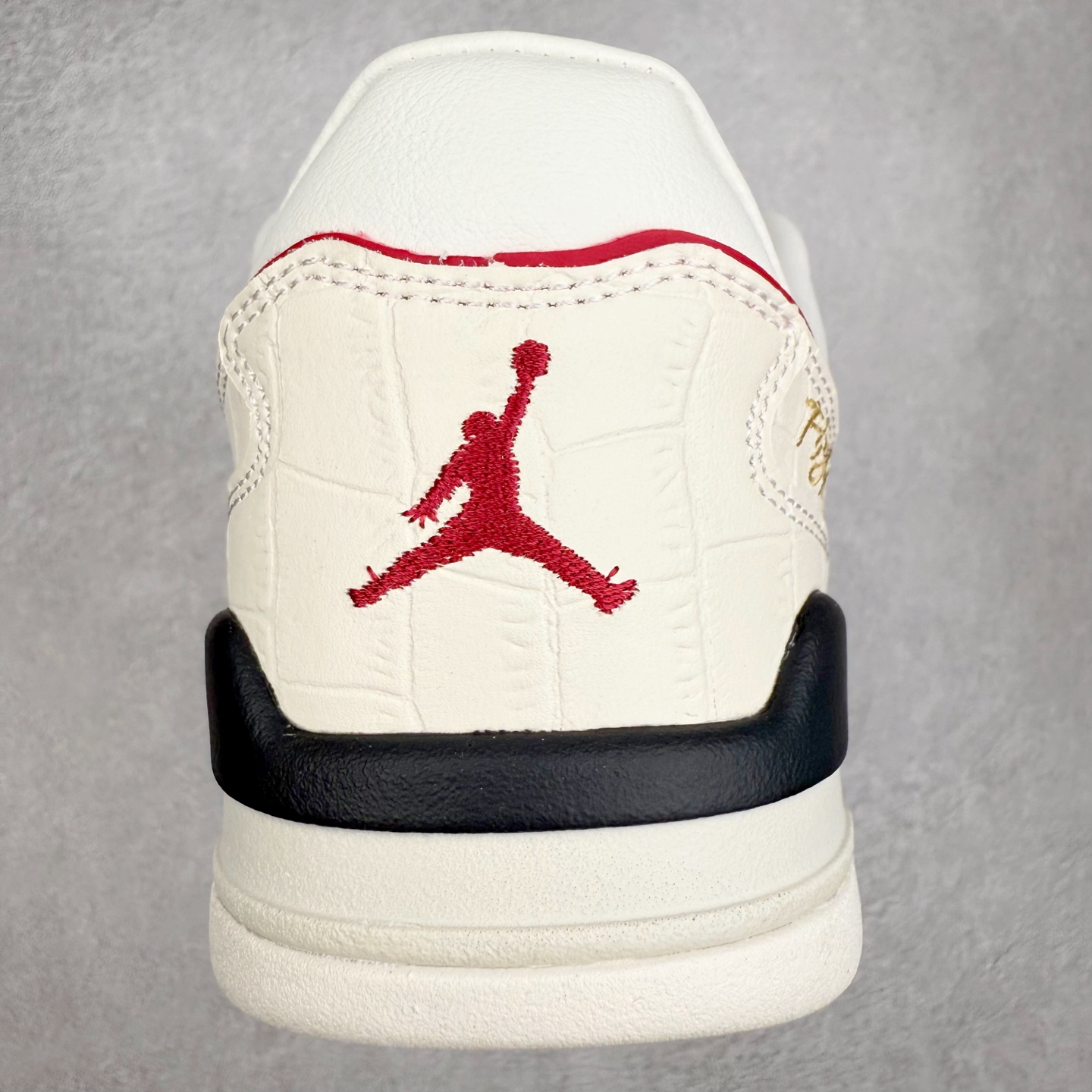 图片[8]-Air Jordan AJ Flight Court 乔丹低帮复古篮球鞋 IH7321-131 设计简约又不失复古韵味鞋内的鞋垫柔软且有弹性 能够很好地缓冲落地时的冲击力鞋面的材质贴合脚部 鞋底的纹路设计合理 抓地力很强 尺码： 36 36.5 37.5 38 38.5 39 40 40.5 41 42 42.5 43 44 45 46 47 47.5-选品中心
