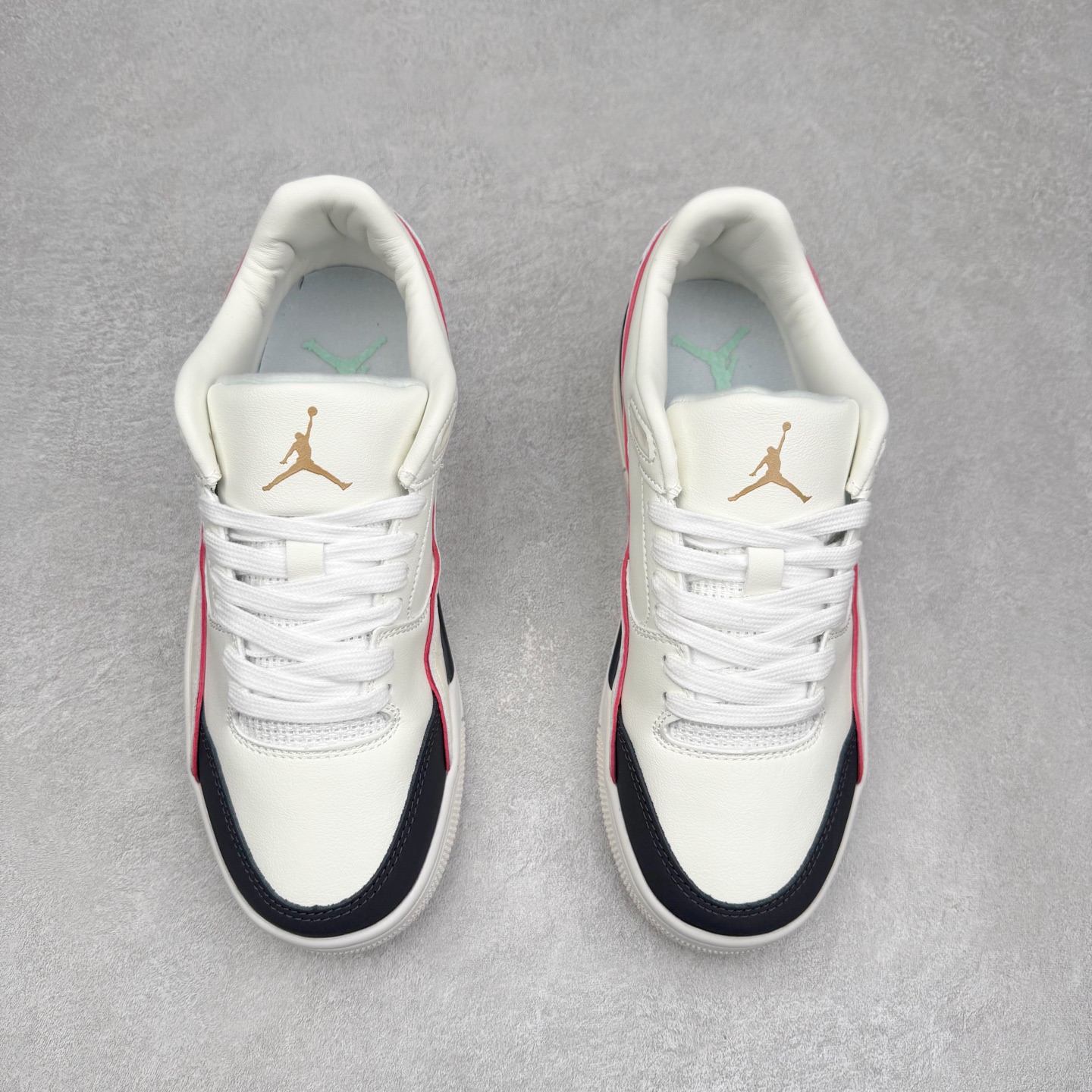 图片[2]-Air Jordan AJ Flight Court 乔丹低帮复古篮球鞋 IH7321-131 设计简约又不失复古韵味鞋内的鞋垫柔软且有弹性 能够很好地缓冲落地时的冲击力鞋面的材质贴合脚部 鞋底的纹路设计合理 抓地力很强 尺码： 36 36.5 37.5 38 38.5 39 40 40.5 41 42 42.5 43 44 45 46 47 47.5-选品中心