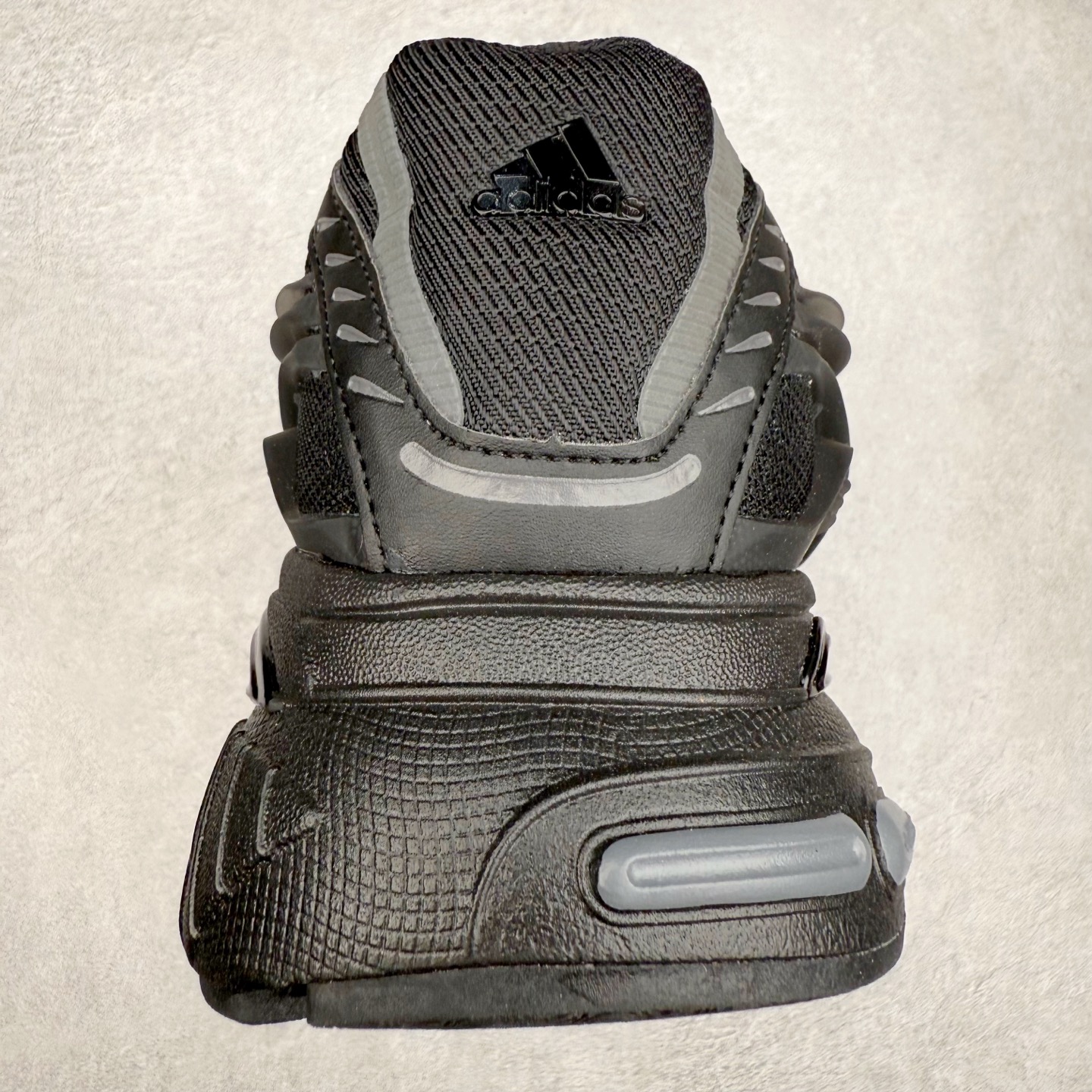 图片[8]-Pharrell x adidas Adistar Jellyfish 低帮复古风老爹鞋 Adistar Cushion联名出的这款复古老爹鞋简直是未来科技感十足 以3D风格焕新演绎标志性三条纹 为造型添上点睛之笔 金属质感视觉效果TPU自带哑光反射 非常的细节 最大的亮点无疑是鞋屁股 大块的tpu包裹 让增高的大底不再突兀 更显腿长脚细 尺码：36 36.5 37 38 38.5 39 40 40.5 41 42 42.5 43 44 44.5 45 46 47-选品中心