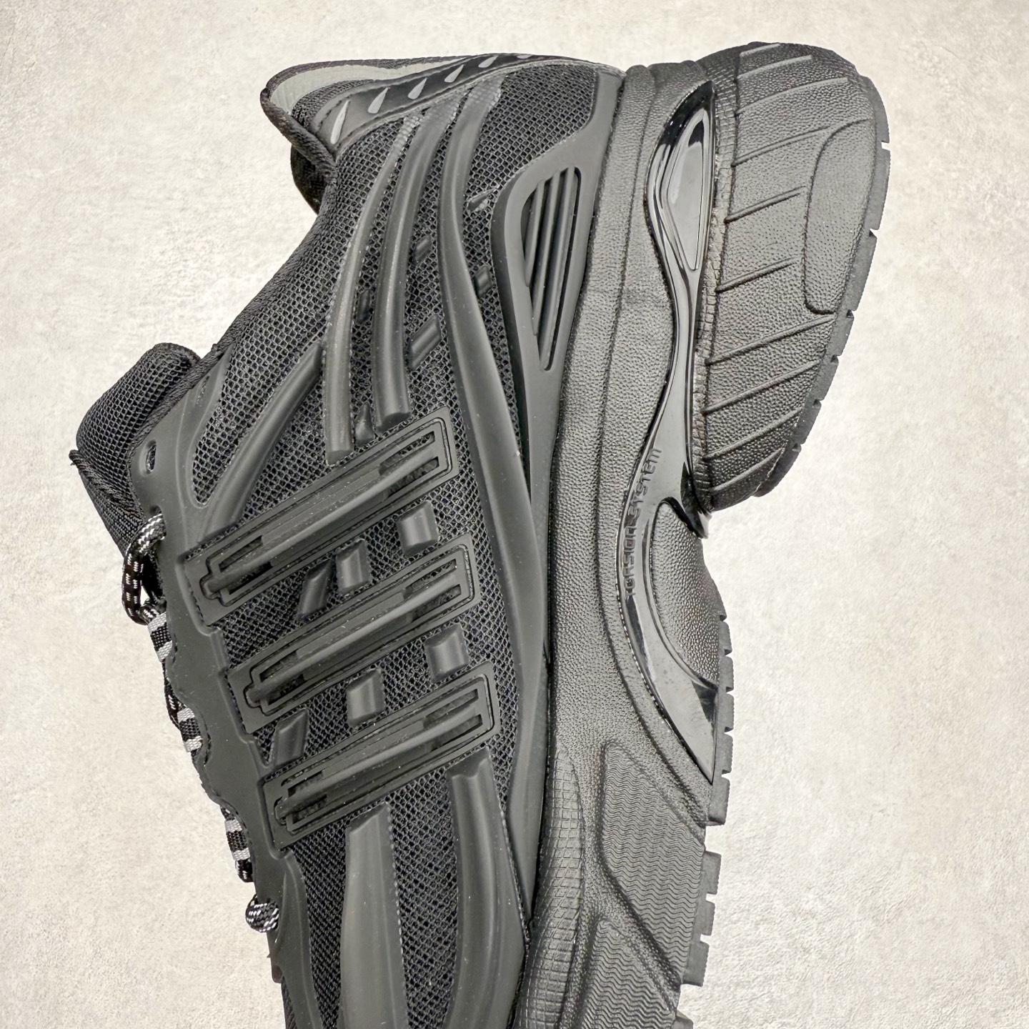 图片[7]-Pharrell x adidas Adistar Jellyfish 低帮复古风老爹鞋 Adistar Cushion联名出的这款复古老爹鞋简直是未来科技感十足 以3D风格焕新演绎标志性三条纹 为造型添上点睛之笔 金属质感视觉效果TPU自带哑光反射 非常的细节 最大的亮点无疑是鞋屁股 大块的tpu包裹 让增高的大底不再突兀 更显腿长脚细 尺码：36 36.5 37 38 38.5 39 40 40.5 41 42 42.5 43 44 44.5 45 46 47-选品中心