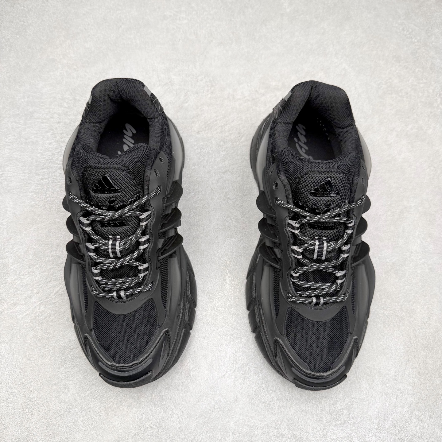 图片[2]-Pharrell x adidas Adistar Jellyfish 低帮复古风老爹鞋 Adistar Cushion联名出的这款复古老爹鞋简直是未来科技感十足 以3D风格焕新演绎标志性三条纹 为造型添上点睛之笔 金属质感视觉效果TPU自带哑光反射 非常的细节 最大的亮点无疑是鞋屁股 大块的tpu包裹 让增高的大底不再突兀 更显腿长脚细 尺码：36 36.5 37 38 38.5 39 40 40.5 41 42 42.5 43 44 44.5 45 46 47-选品中心