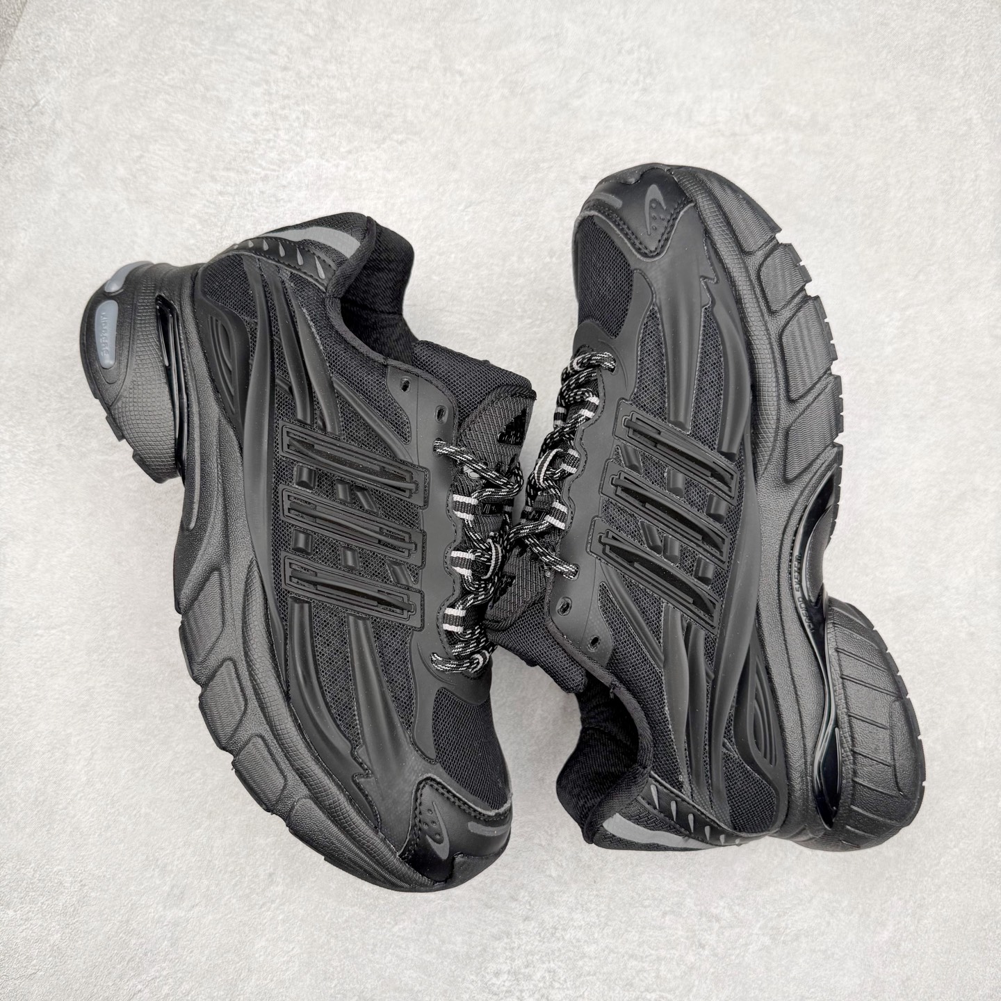 图片[3]-Pharrell x adidas Adistar Jellyfish 低帮复古风老爹鞋 Adistar Cushion联名出的这款复古老爹鞋简直是未来科技感十足 以3D风格焕新演绎标志性三条纹 为造型添上点睛之笔 金属质感视觉效果TPU自带哑光反射 非常的细节 最大的亮点无疑是鞋屁股 大块的tpu包裹 让增高的大底不再突兀 更显腿长脚细 尺码：36 36.5 37 38 38.5 39 40 40.5 41 42 42.5 43 44 44.5 45 46 47-选品中心