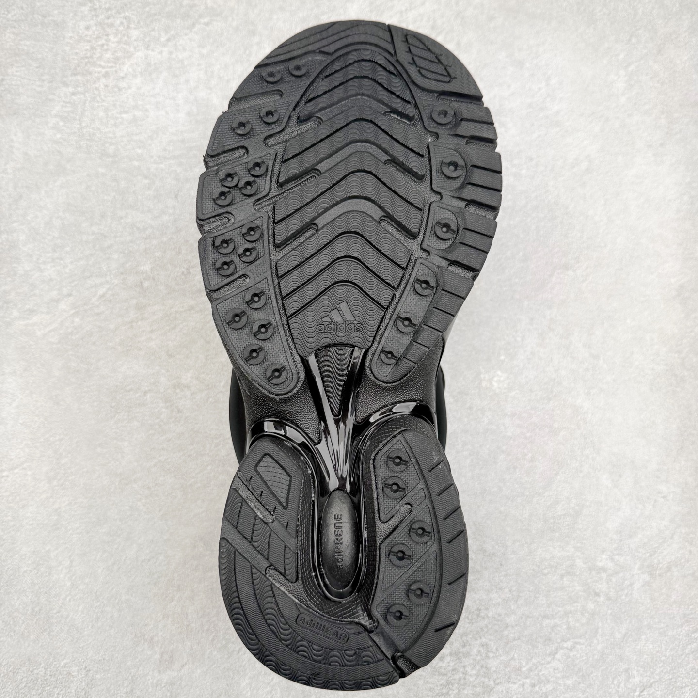 图片[9]-Pharrell x adidas Adistar Jellyfish 低帮复古风老爹鞋 Adistar Cushion联名出的这款复古老爹鞋简直是未来科技感十足 以3D风格焕新演绎标志性三条纹 为造型添上点睛之笔 金属质感视觉效果TPU自带哑光反射 非常的细节 最大的亮点无疑是鞋屁股 大块的tpu包裹 让增高的大底不再突兀 更显腿长脚细 尺码：36 36.5 37 38 38.5 39 40 40.5 41 42 42.5 43 44 44.5 45 46 47-选品中心