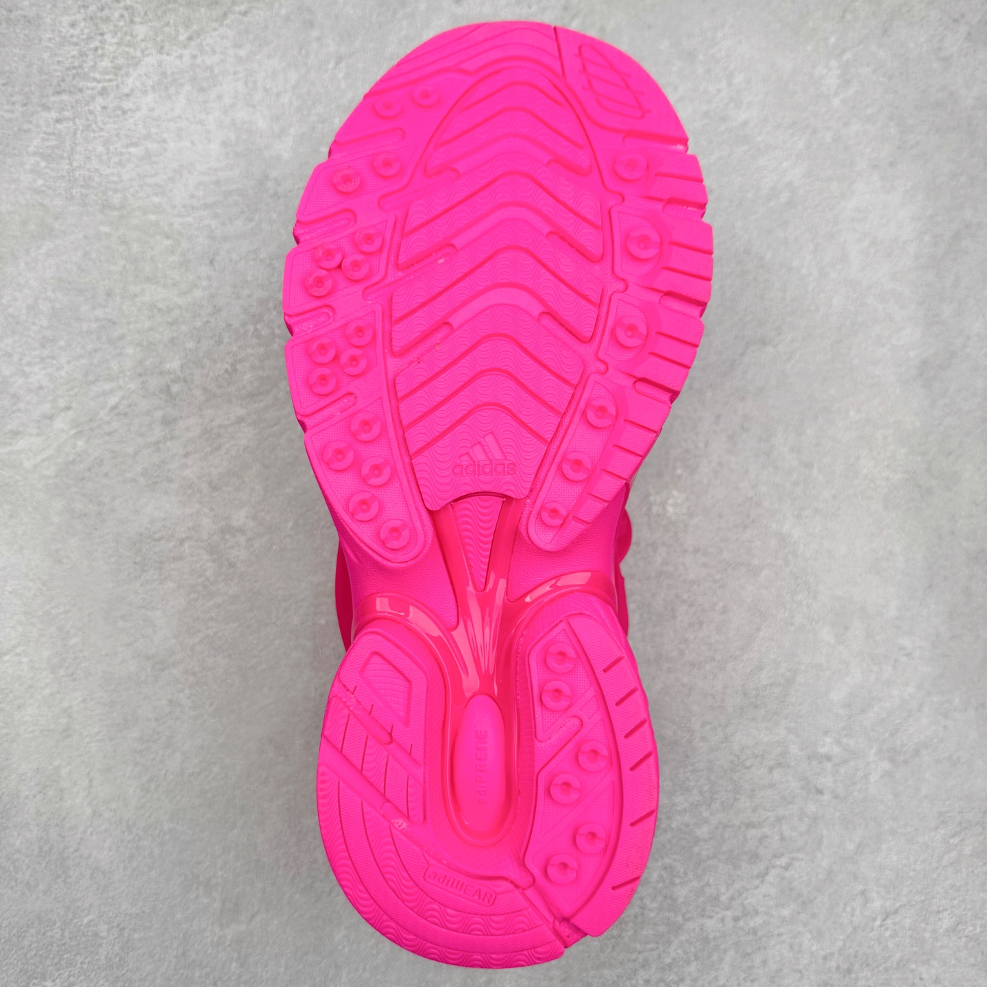 图片[9]-Pharrell x adidas Adistar Jellyfish 低帮复古风老爹鞋 Adistar Cushion联名出的这款复古老爹鞋简直是未来科技感十足 以3D风格焕新演绎标志性三条纹 为造型添上点睛之笔 金属质感视觉效果TPU自带哑光反射 非常的细节 最大的亮点无疑是鞋屁股 大块的tpu包裹 让增高的大底不再突兀 更显腿长脚细 尺码：36 36.5 37 38 38.5 39 40 40.5 41 42 42.5 43 44 44.5 45 46 47-选品中心