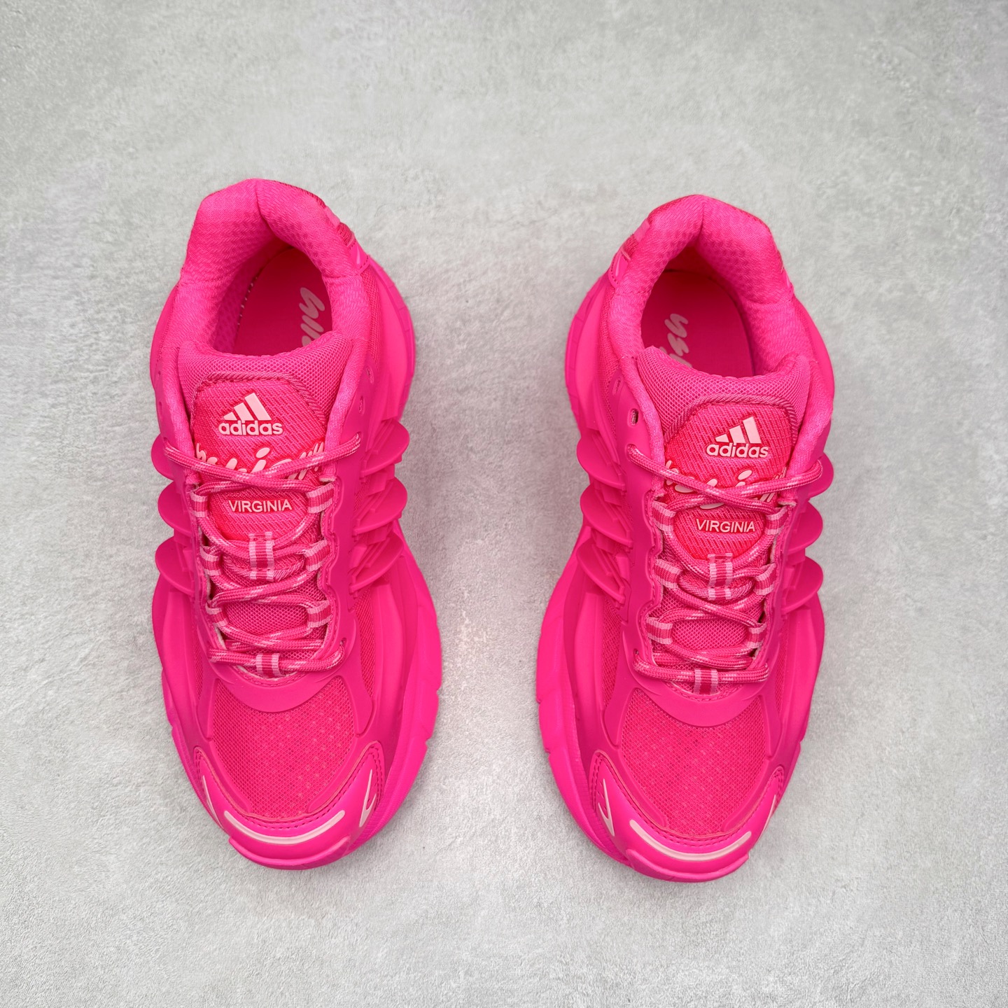 图片[2]-Pharrell x adidas Adistar Jellyfish 低帮复古风老爹鞋 Adistar Cushion联名出的这款复古老爹鞋简直是未来科技感十足 以3D风格焕新演绎标志性三条纹 为造型添上点睛之笔 金属质感视觉效果TPU自带哑光反射 非常的细节 最大的亮点无疑是鞋屁股 大块的tpu包裹 让增高的大底不再突兀 更显腿长脚细 尺码：36 36.5 37 38 38.5 39 40 40.5 41 42 42.5 43 44 44.5 45 46 47-选品中心