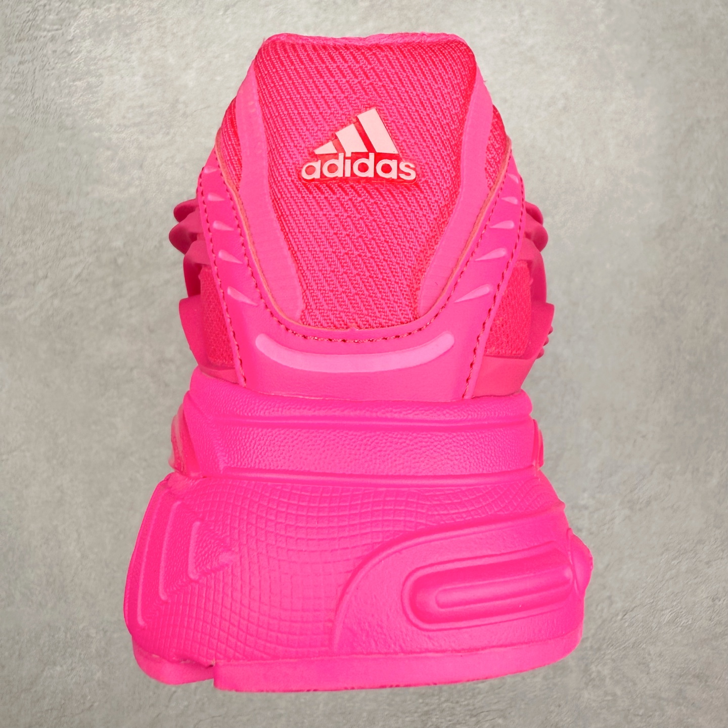 图片[8]-Pharrell x adidas Adistar Jellyfish 低帮复古风老爹鞋 Adistar Cushion联名出的这款复古老爹鞋简直是未来科技感十足 以3D风格焕新演绎标志性三条纹 为造型添上点睛之笔 金属质感视觉效果TPU自带哑光反射 非常的细节 最大的亮点无疑是鞋屁股 大块的tpu包裹 让增高的大底不再突兀 更显腿长脚细 尺码：36 36.5 37 38 38.5 39 40 40.5 41 42 42.5 43 44 44.5 45 46 47-选品中心