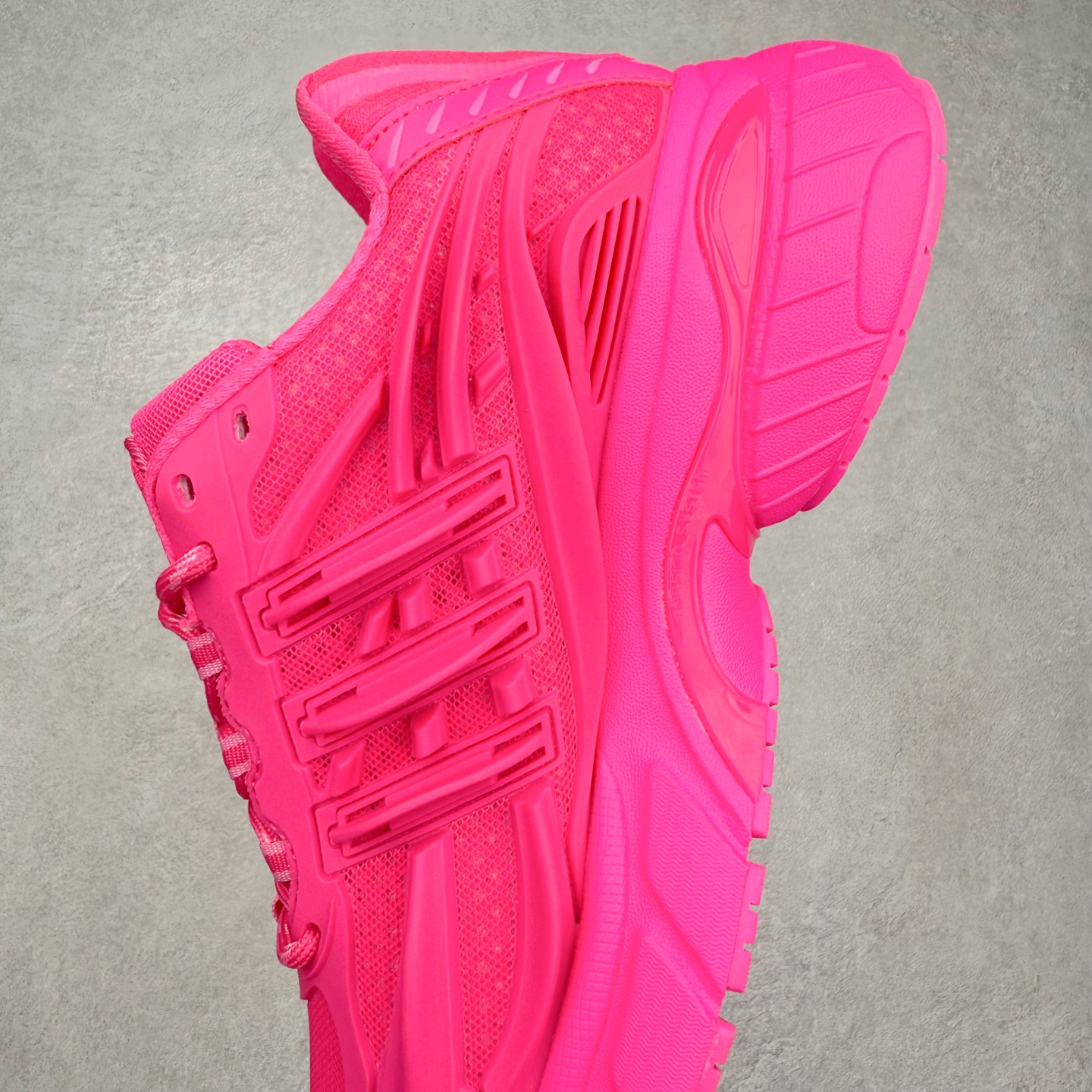 图片[7]-Pharrell x adidas Adistar Jellyfish 低帮复古风老爹鞋 Adistar Cushion联名出的这款复古老爹鞋简直是未来科技感十足 以3D风格焕新演绎标志性三条纹 为造型添上点睛之笔 金属质感视觉效果TPU自带哑光反射 非常的细节 最大的亮点无疑是鞋屁股 大块的tpu包裹 让增高的大底不再突兀 更显腿长脚细 尺码：36 36.5 37 38 38.5 39 40 40.5 41 42 42.5 43 44 44.5 45 46 47-选品中心