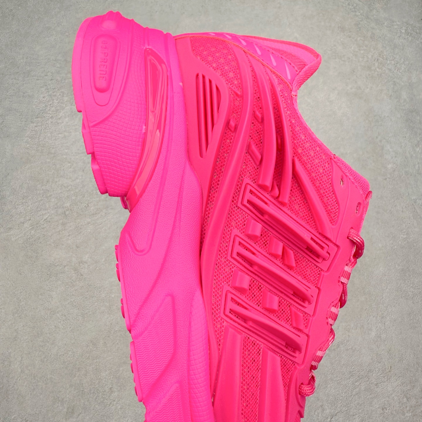 图片[6]-Pharrell x adidas Adistar Jellyfish 低帮复古风老爹鞋 Adistar Cushion联名出的这款复古老爹鞋简直是未来科技感十足 以3D风格焕新演绎标志性三条纹 为造型添上点睛之笔 金属质感视觉效果TPU自带哑光反射 非常的细节 最大的亮点无疑是鞋屁股 大块的tpu包裹 让增高的大底不再突兀 更显腿长脚细 尺码：36 36.5 37 38 38.5 39 40 40.5 41 42 42.5 43 44 44.5 45 46 47-选品中心