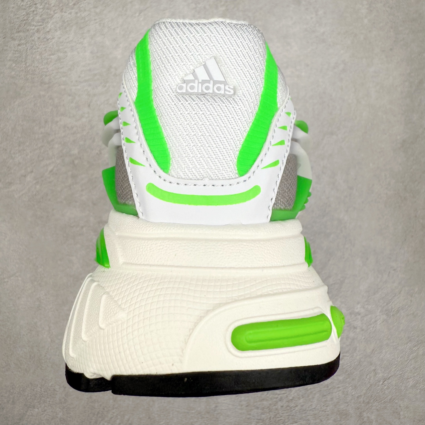 图片[8]-Pharrell x adidas Adistar Jellyfish 低帮复古风老爹鞋 Adistar Cushion联名出的这款复古老爹鞋简直是未来科技感十足 以3D风格焕新演绎标志性三条纹 为造型添上点睛之笔 金属质感视觉效果TPU自带哑光反射 非常的细节 最大的亮点无疑是鞋屁股 大块的tpu包裹 让增高的大底不再突兀 更显腿长脚细 尺码：36 36.5 37 38 38.5 39 40 40.5 41 42 42.5 43 44 44.5 45 46 47-选品中心