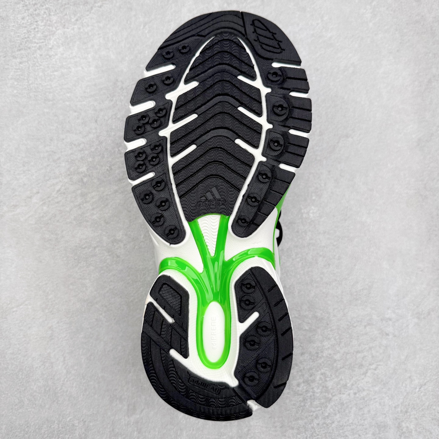 图片[9]-Pharrell x adidas Adistar Jellyfish 低帮复古风老爹鞋 Adistar Cushion联名出的这款复古老爹鞋简直是未来科技感十足 以3D风格焕新演绎标志性三条纹 为造型添上点睛之笔 金属质感视觉效果TPU自带哑光反射 非常的细节 最大的亮点无疑是鞋屁股 大块的tpu包裹 让增高的大底不再突兀 更显腿长脚细 尺码：36 36.5 37 38 38.5 39 40 40.5 41 42 42.5 43 44 44.5 45 46 47-选品中心